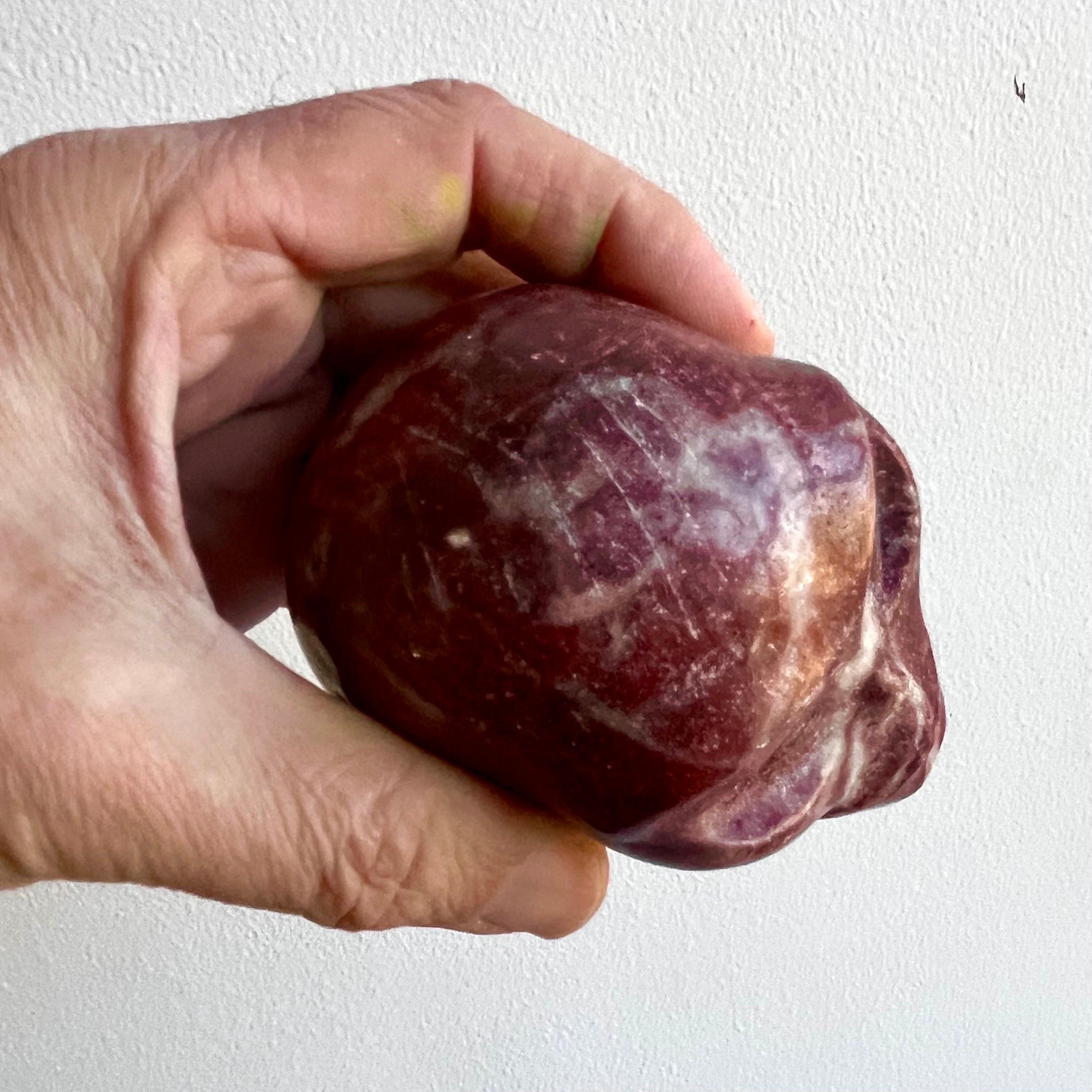 Kleiner geschnitzter Marmorbriefbeschwerer mit Alienkopf, Künstler unbekannt im Angebot 2