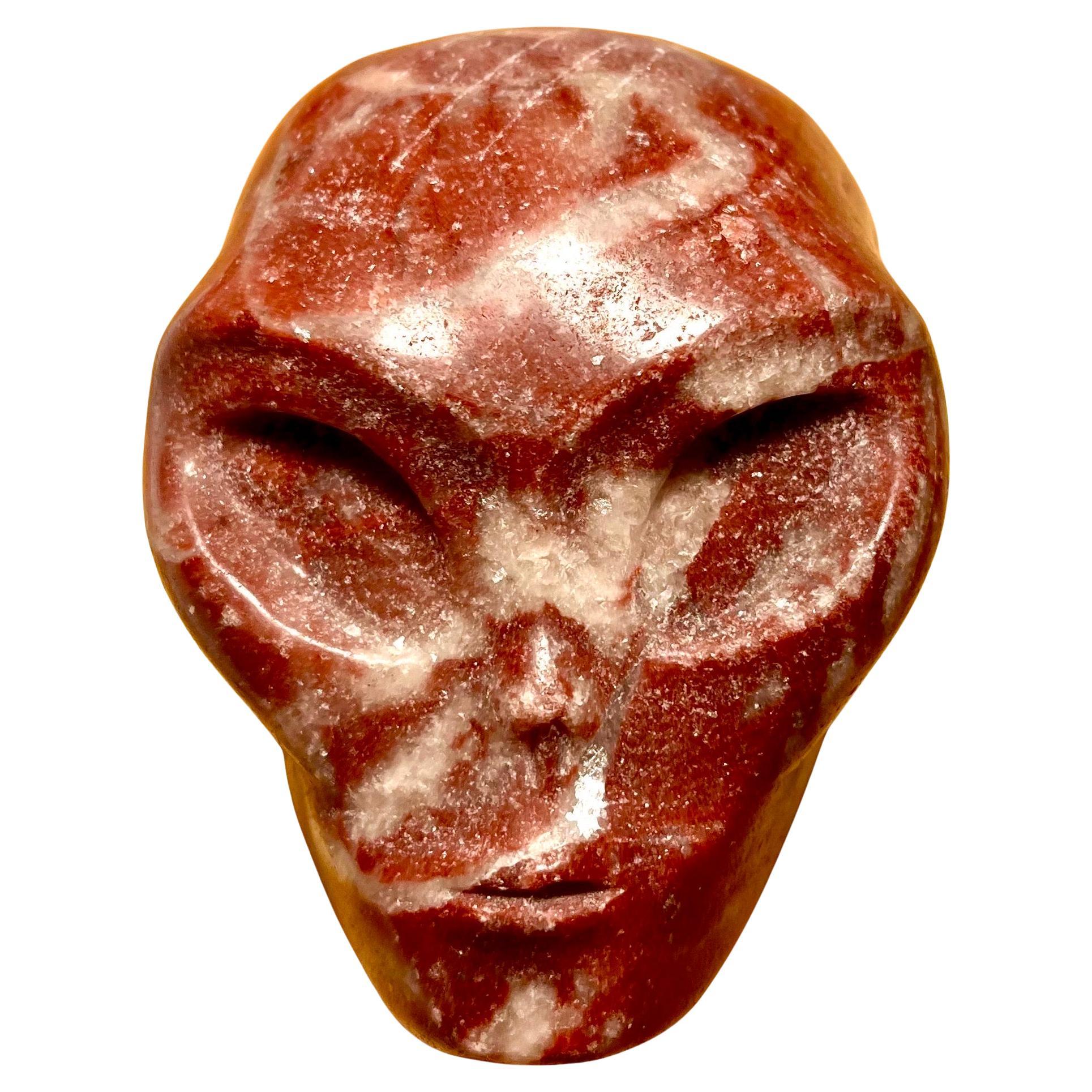 Kleiner geschnitzter Marmorbriefbeschwerer mit Alienkopf, Künstler unbekannt im Angebot