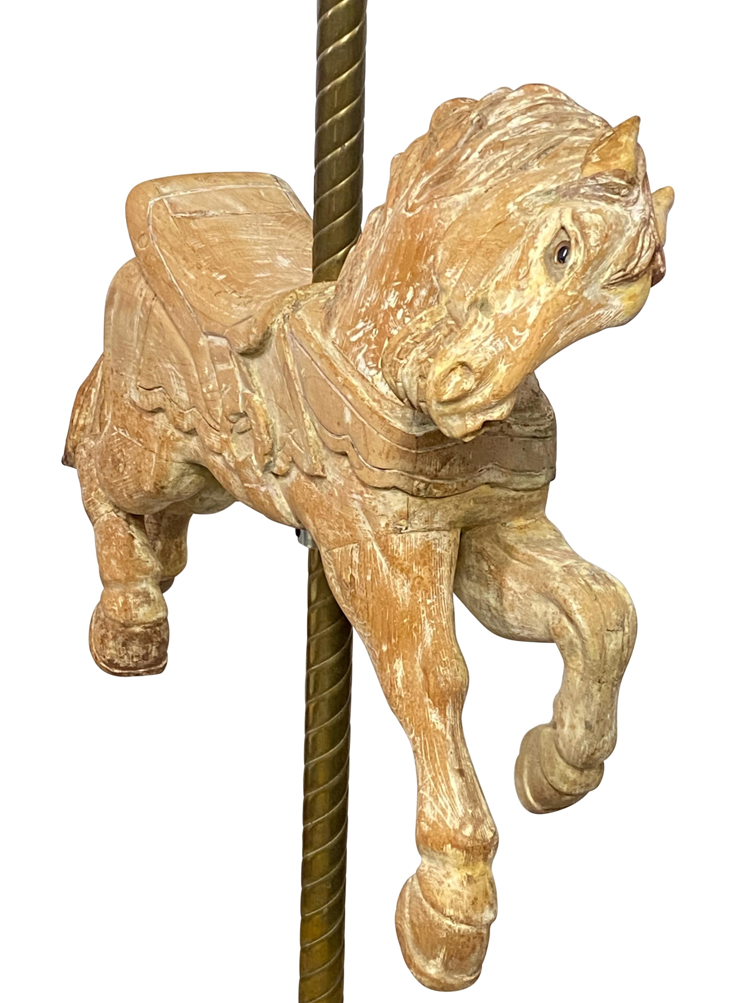 Autre Petit cheval de carrousel en Wood Wood sculpté sur Stand en laiton en vente
