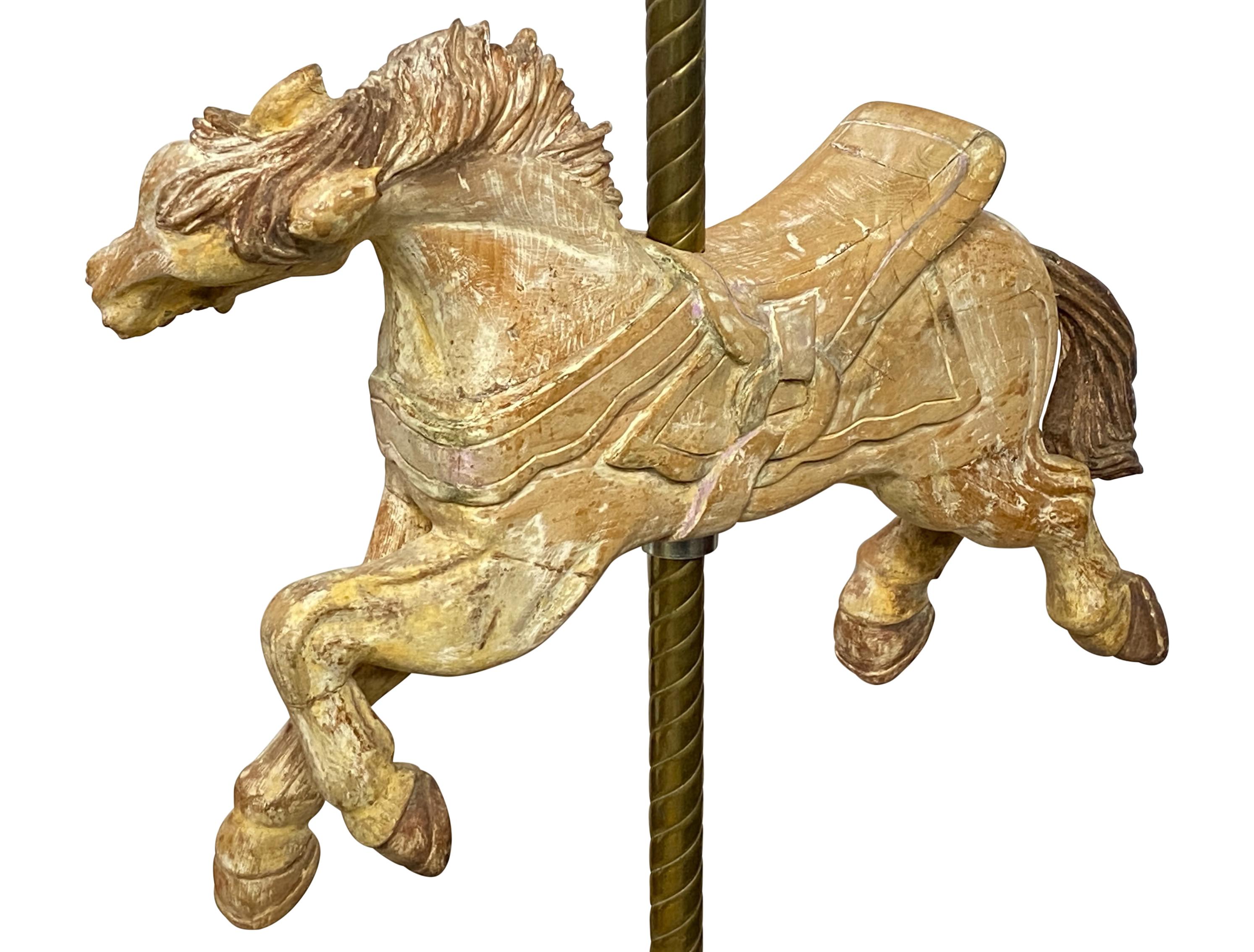 Sculpté Petit cheval de carrousel en Wood Wood sculpté sur Stand en laiton en vente