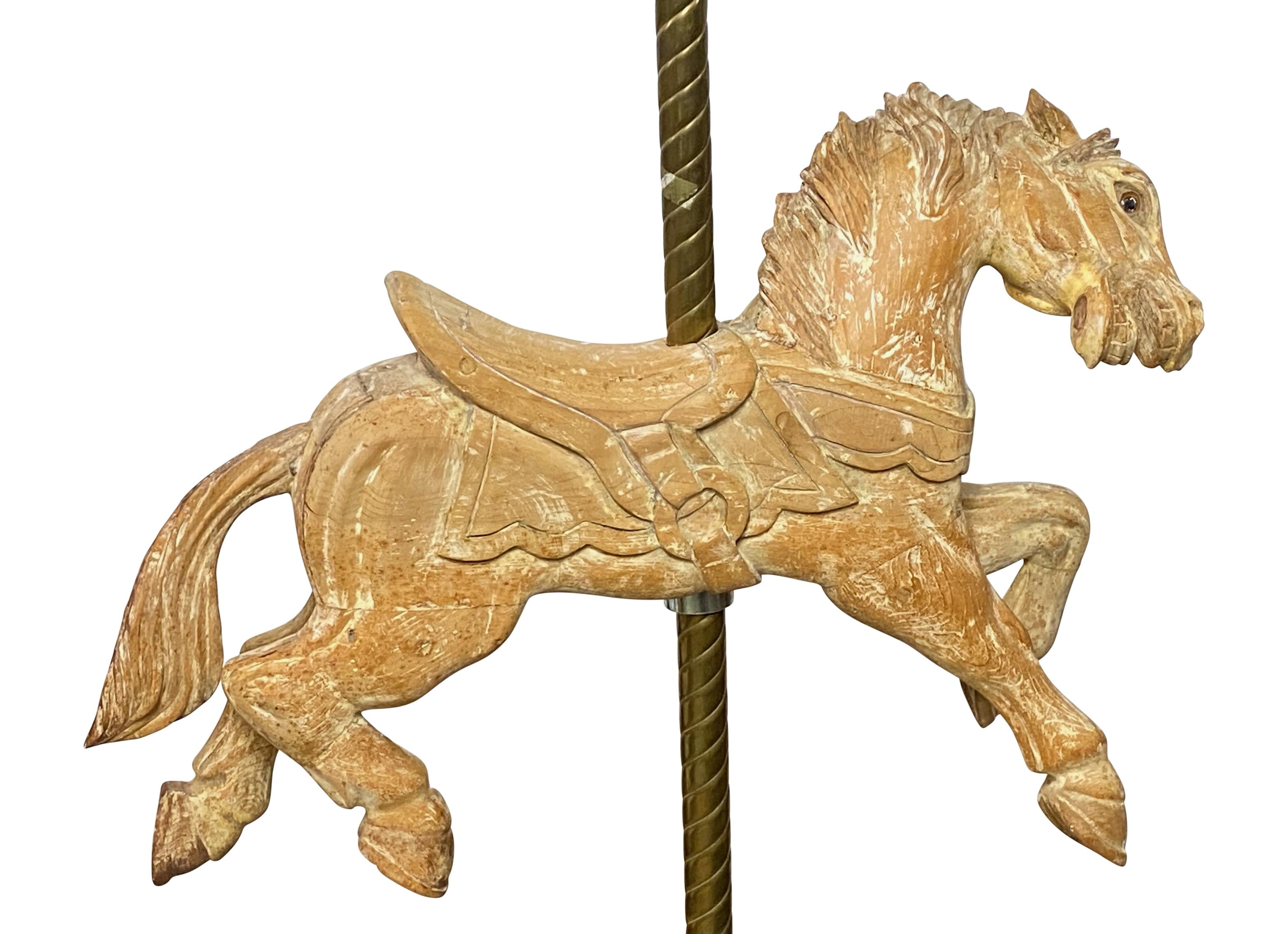 20ième siècle Petit cheval de carrousel en Wood Wood sculpté sur Stand en laiton en vente