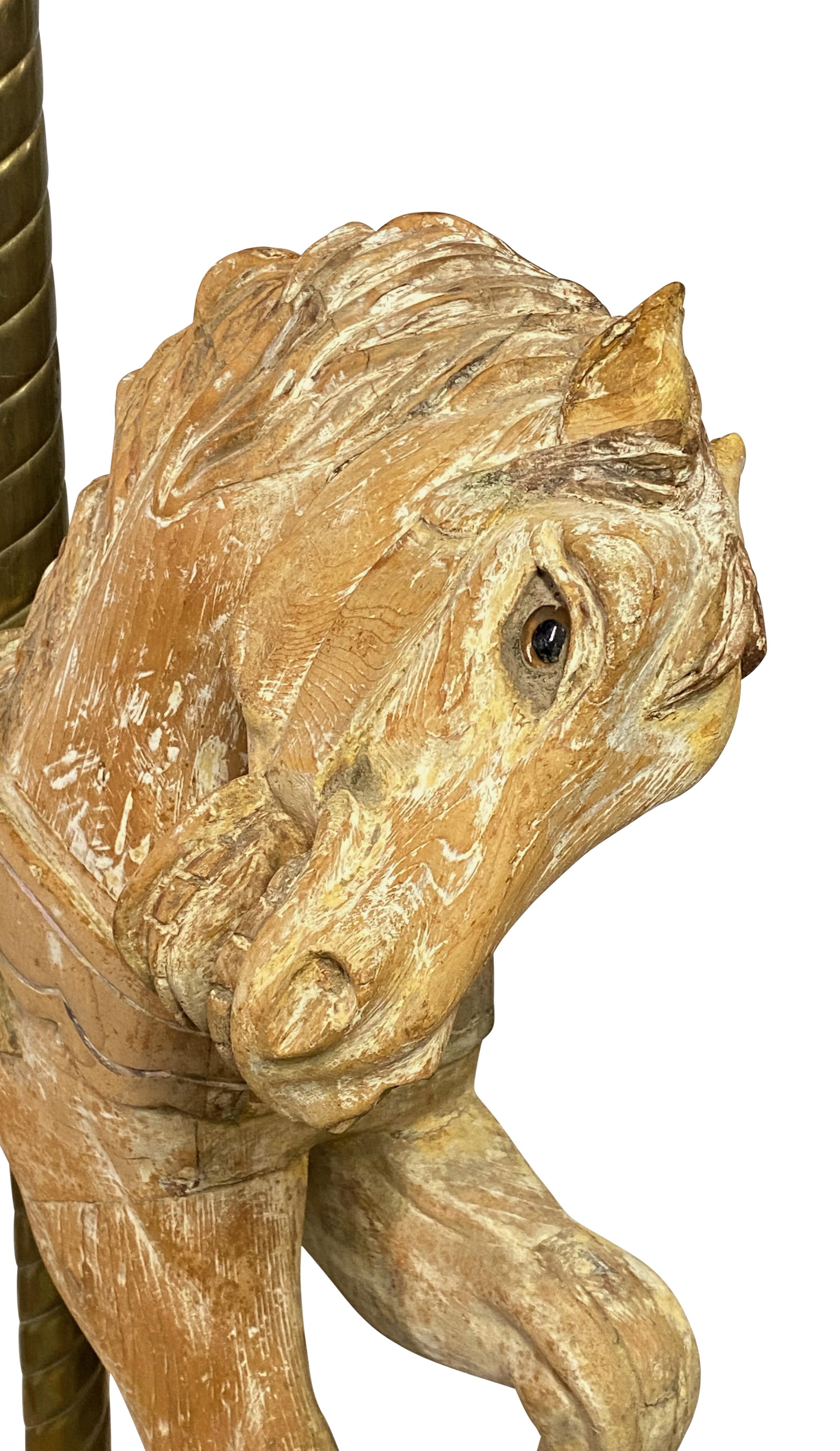 Bois Petit cheval de carrousel en Wood Wood sculpté sur Stand en laiton en vente