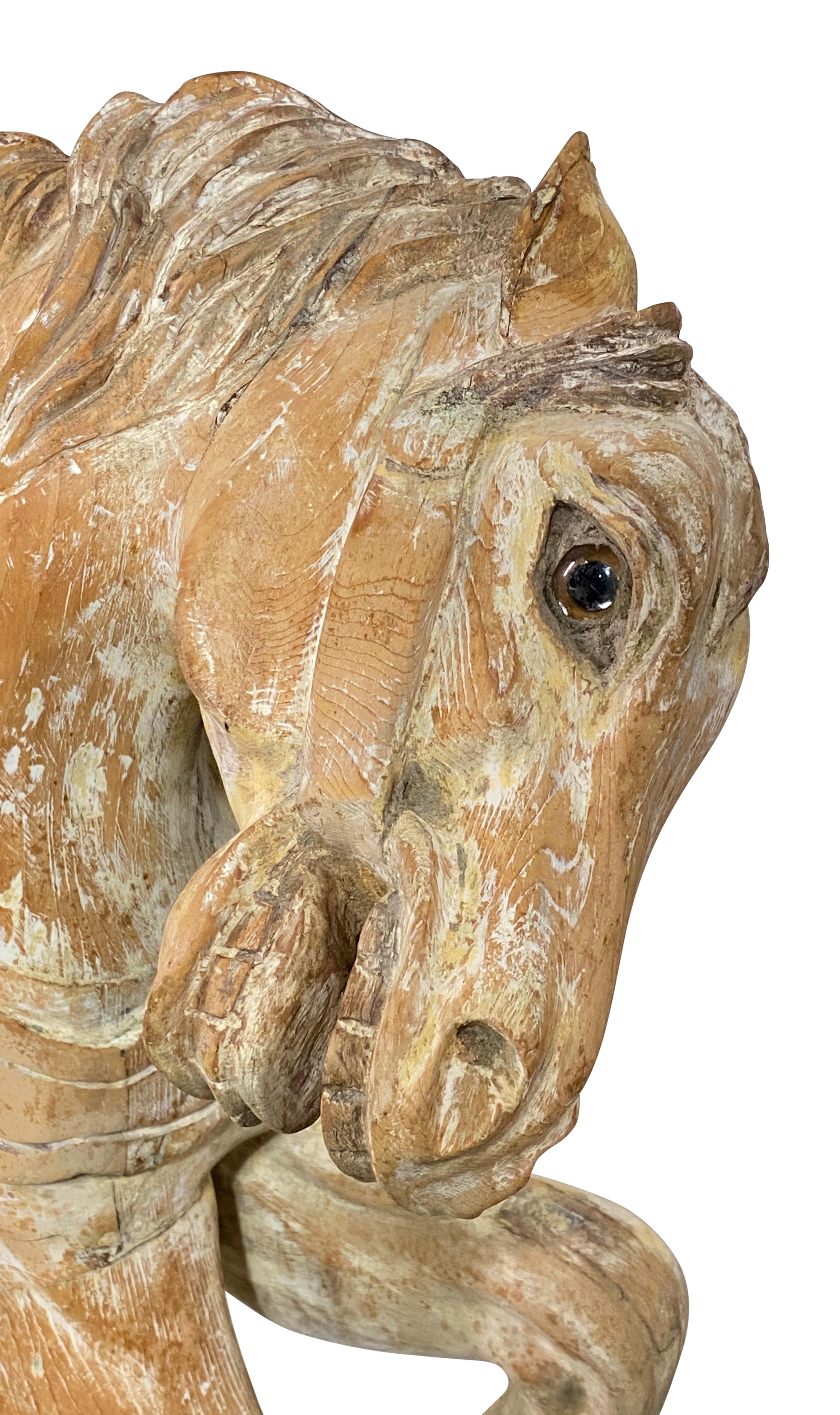 Petit cheval de carrousel en Wood Wood sculpté sur Stand en laiton en vente 1