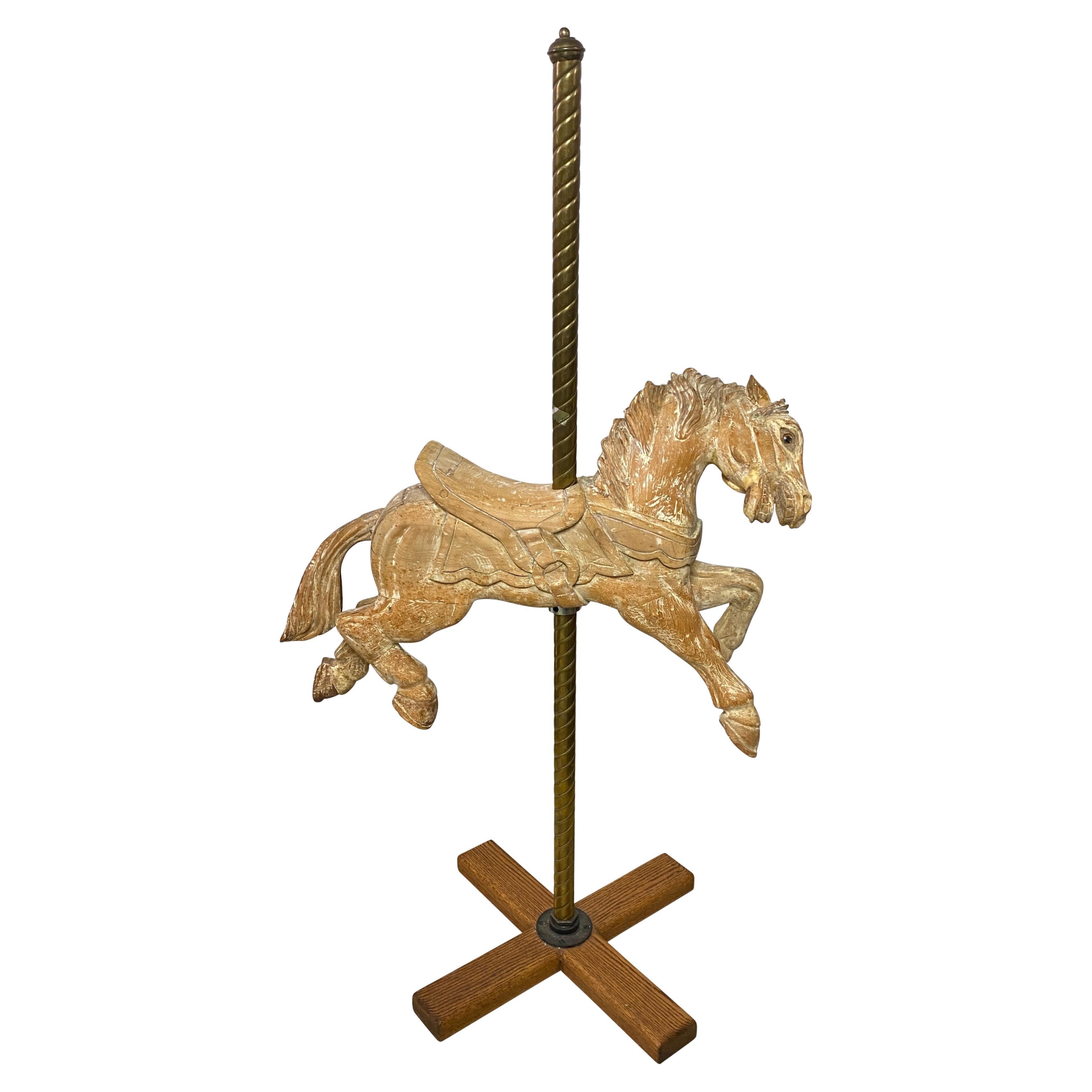 Petit cheval de carrousel en Wood Wood sculpté sur Stand en laiton en vente