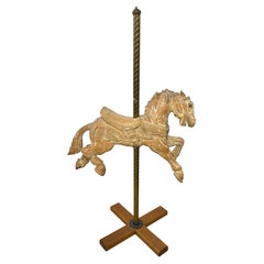 Petit cheval de carrousel en Wood Wood sculpté sur Stand en laiton