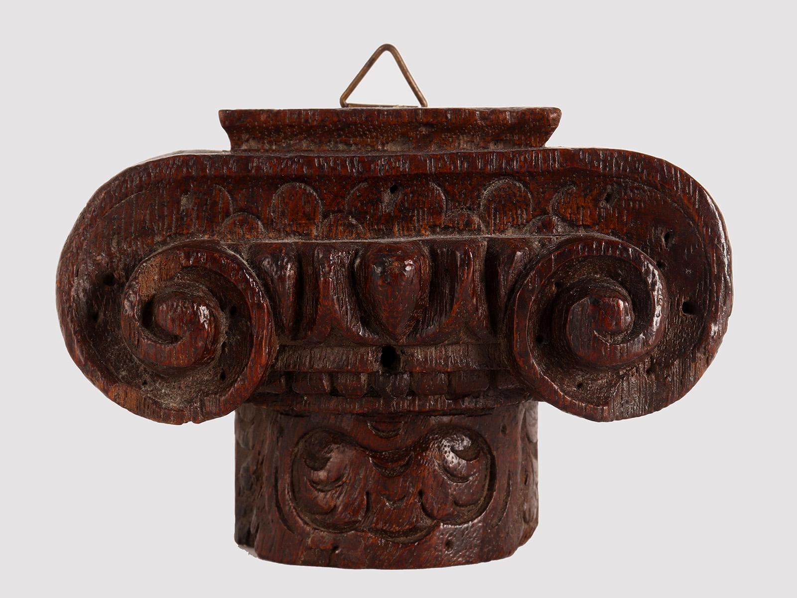 Pequeña estantería de madera de avellano tallada, que representa un capitel jónico. Italia, hacia 1850.