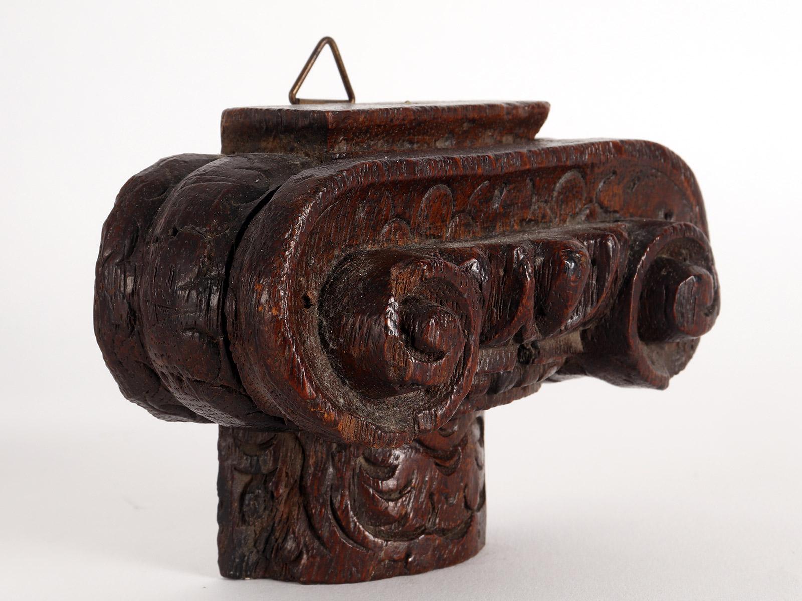 Pequeño tallado en madera, representando un capitel jónico, Italia, hacia 1850 Italiano en venta