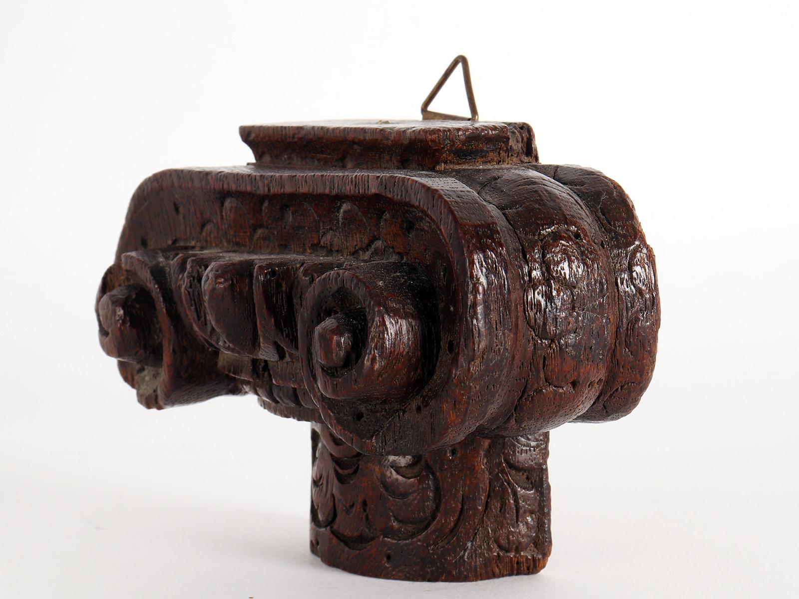 Pequeño tallado en madera, representando un capitel jónico, Italia, hacia 1850 siglo XIX en venta
