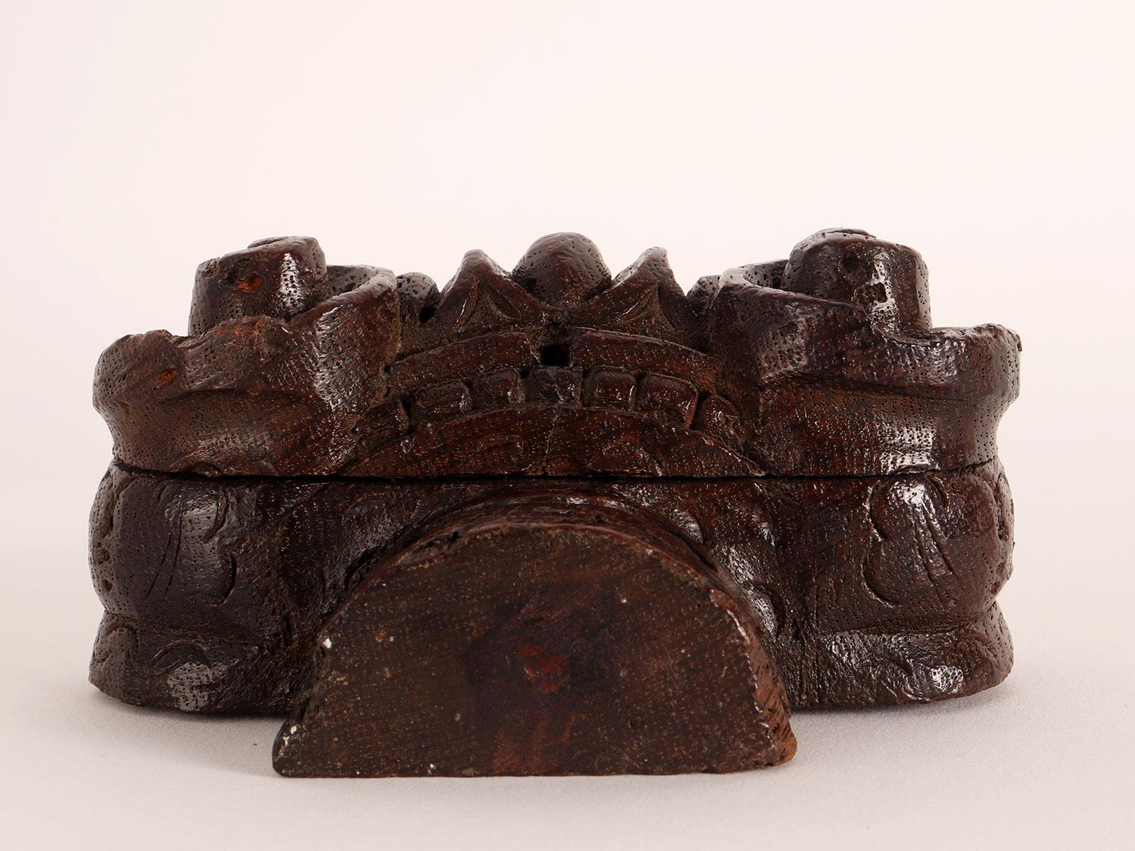 Pequeño tallado en madera, representando un capitel jónico, Italia, hacia 1850 Madera en venta