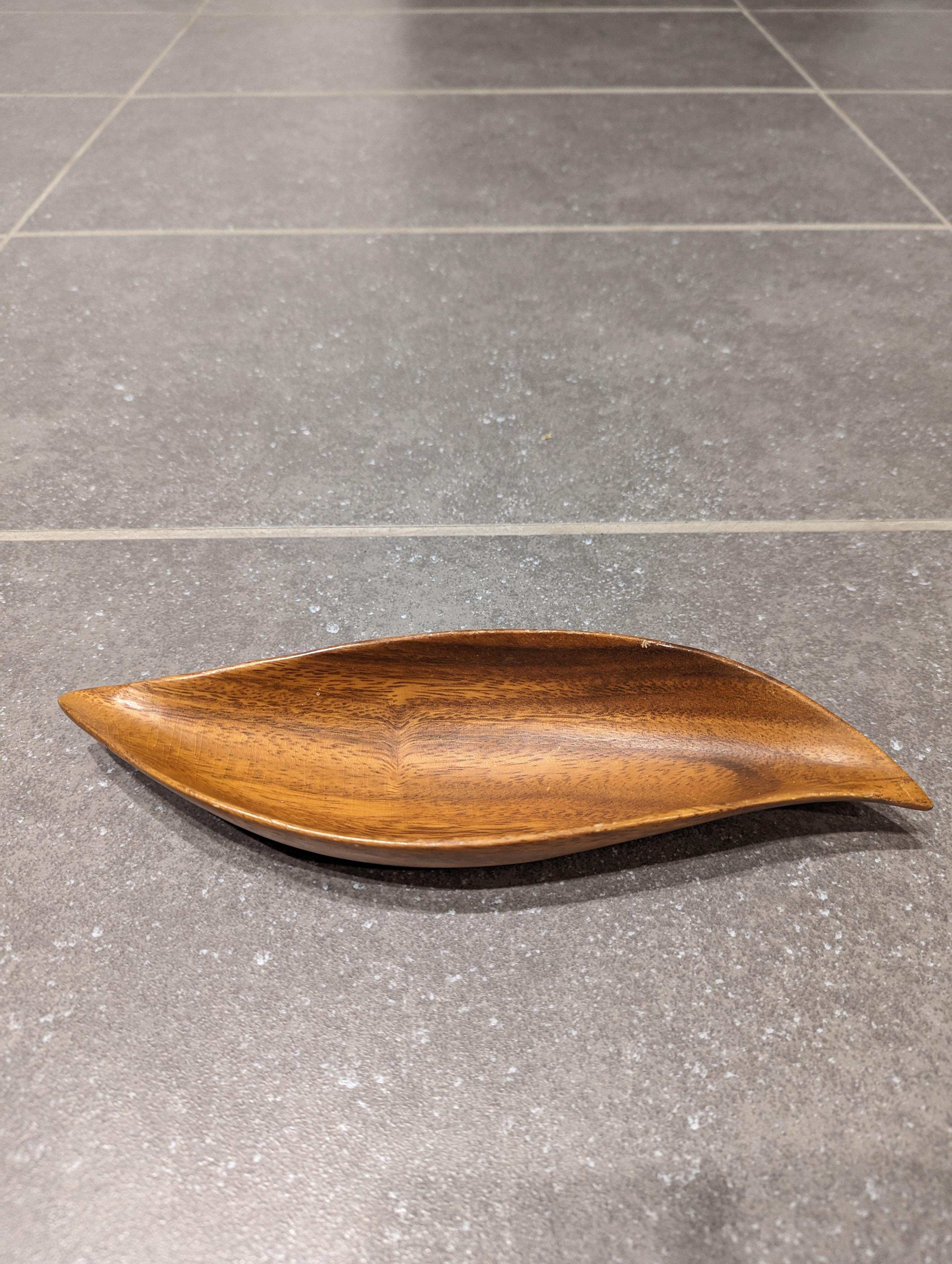 Small Carved Wood Leaf Tray In Good Condition For Sale In Cedar Falls, IA