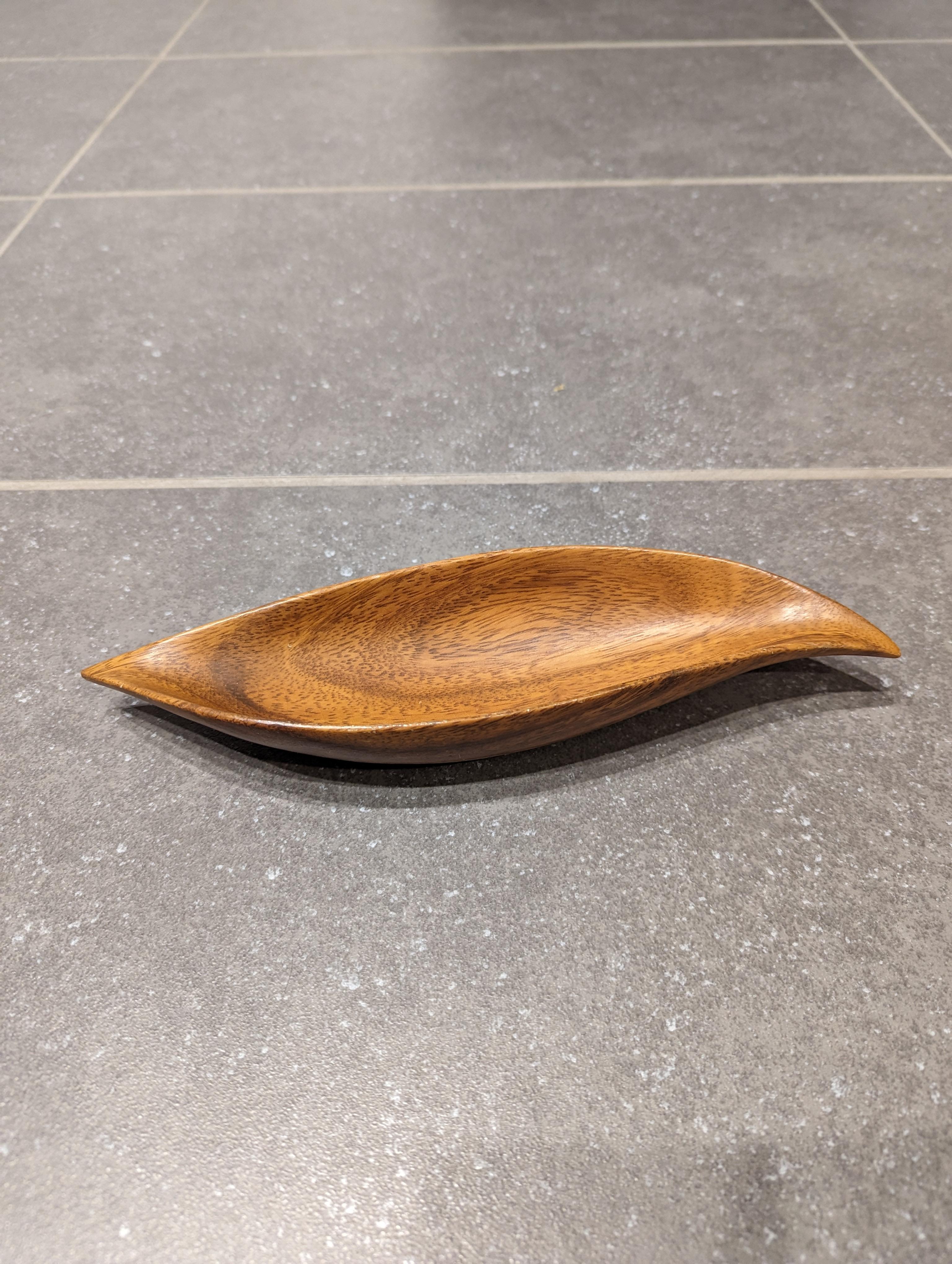 Kleines geschnitztes Wood Leaf Tablett (Holz) im Angebot