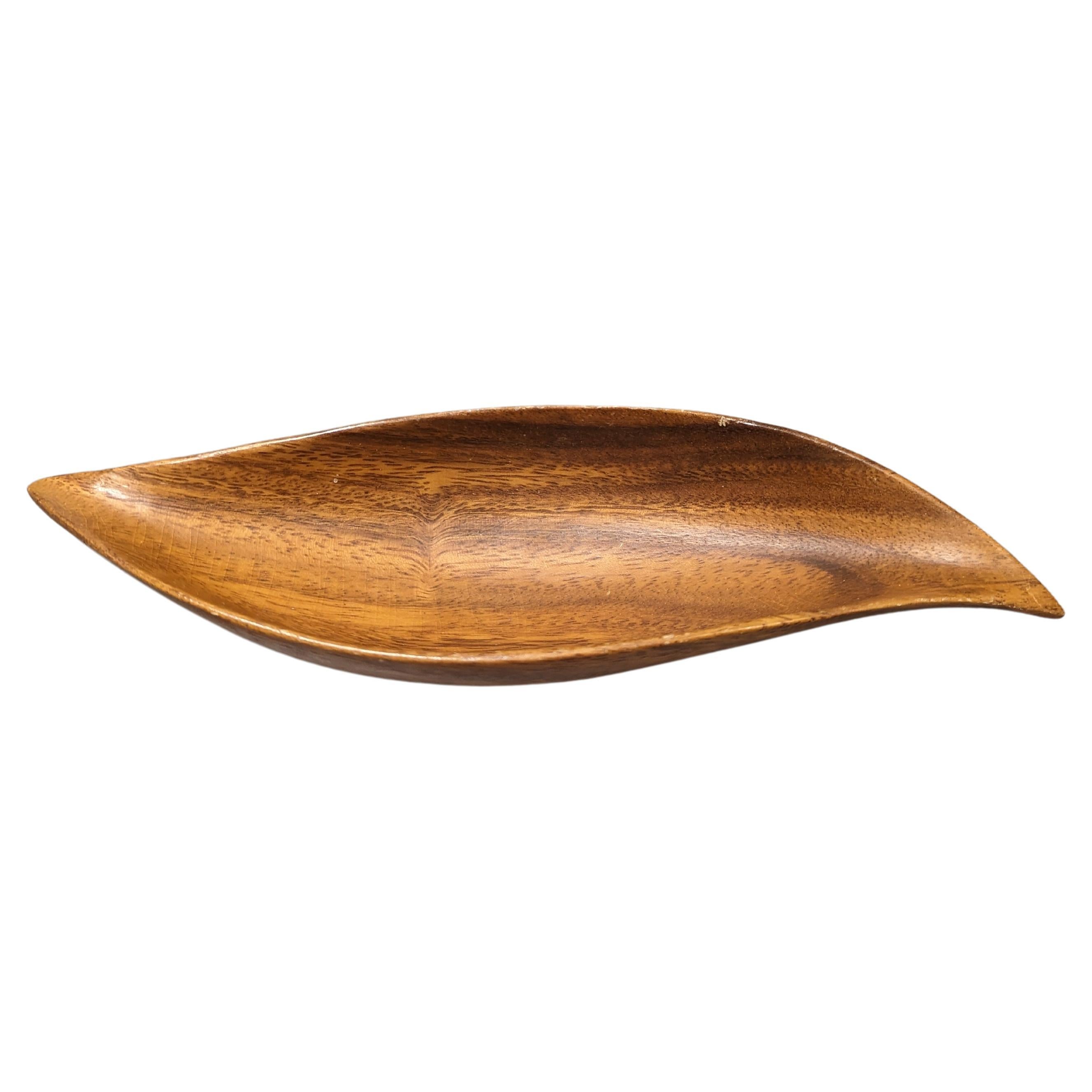 Kleines geschnitztes Wood Leaf Tablett im Angebot