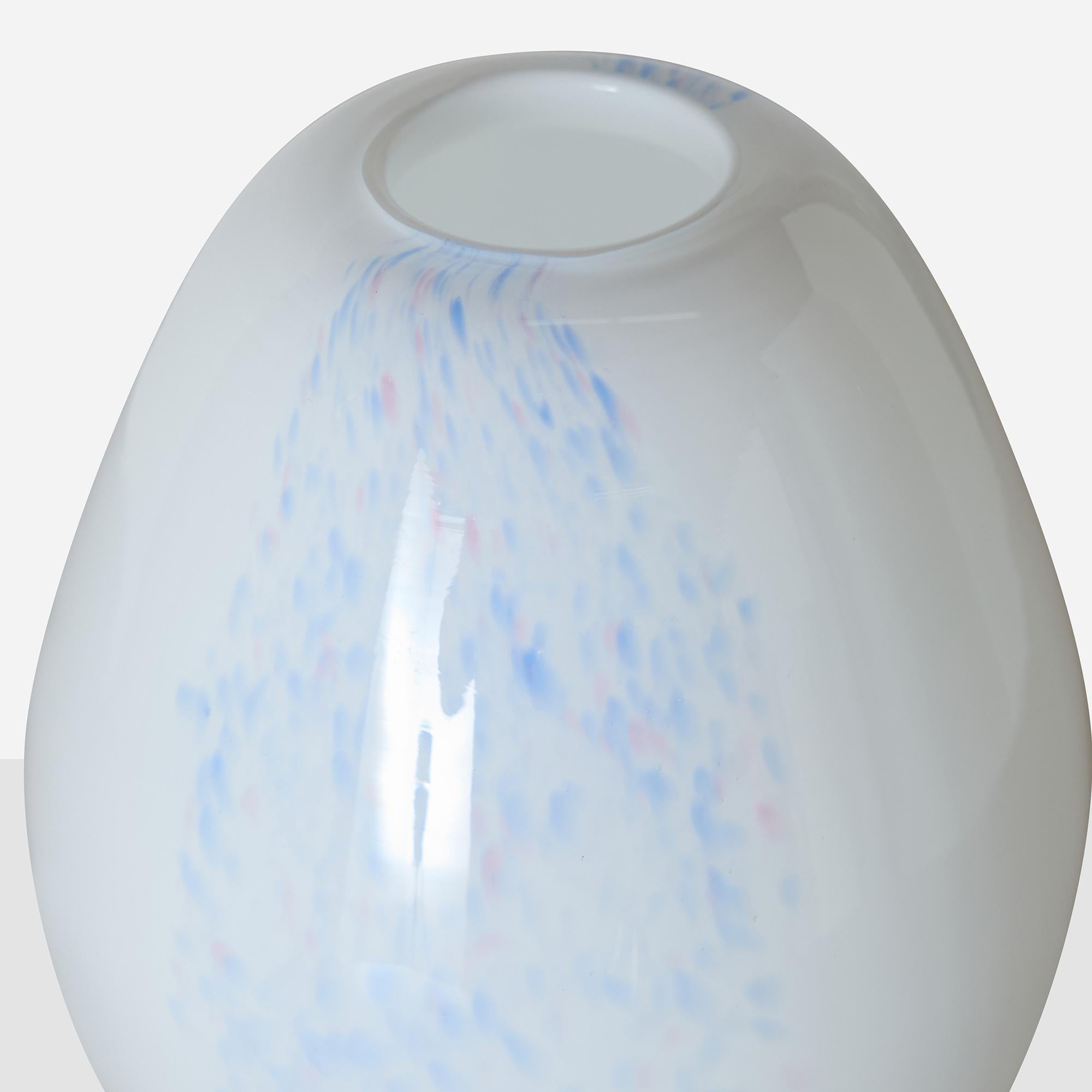 Metà XX secolo Vaso piccolo in vetro incamiciato di Holmegaard in vendita