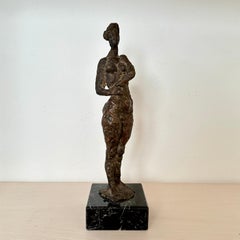 Pequeña escultura de mujer de bronce fundido de Oskar Bottoli sobre soporte de mármol negro, 1969