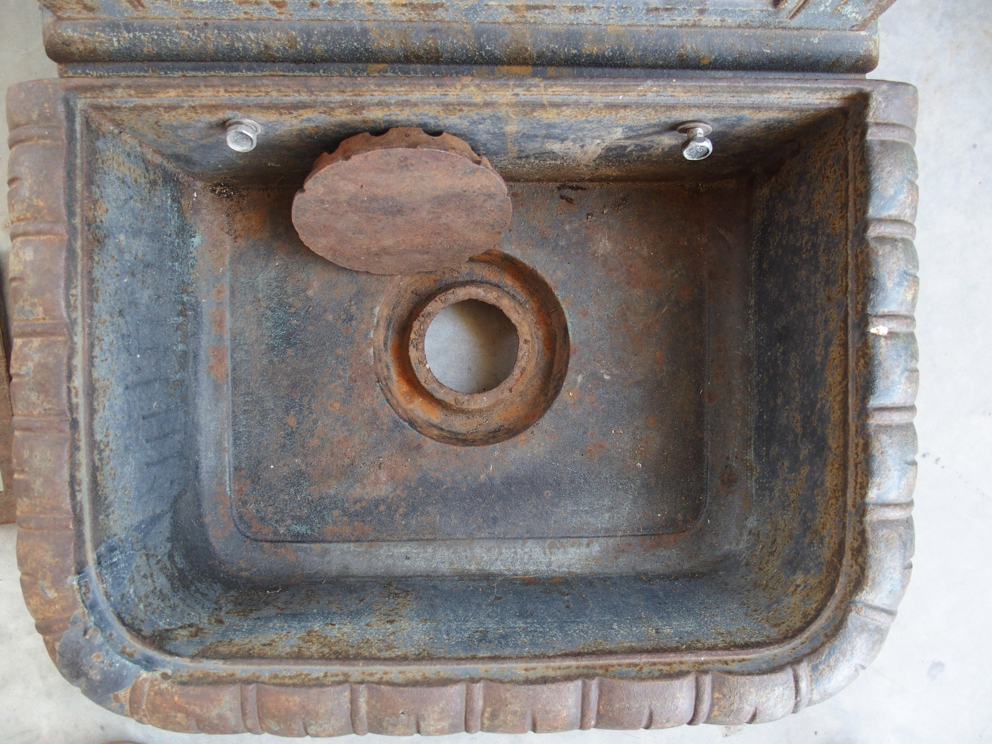 Small Cast Iron Fountain from Toulouse, France, 20th Century For Sale 8