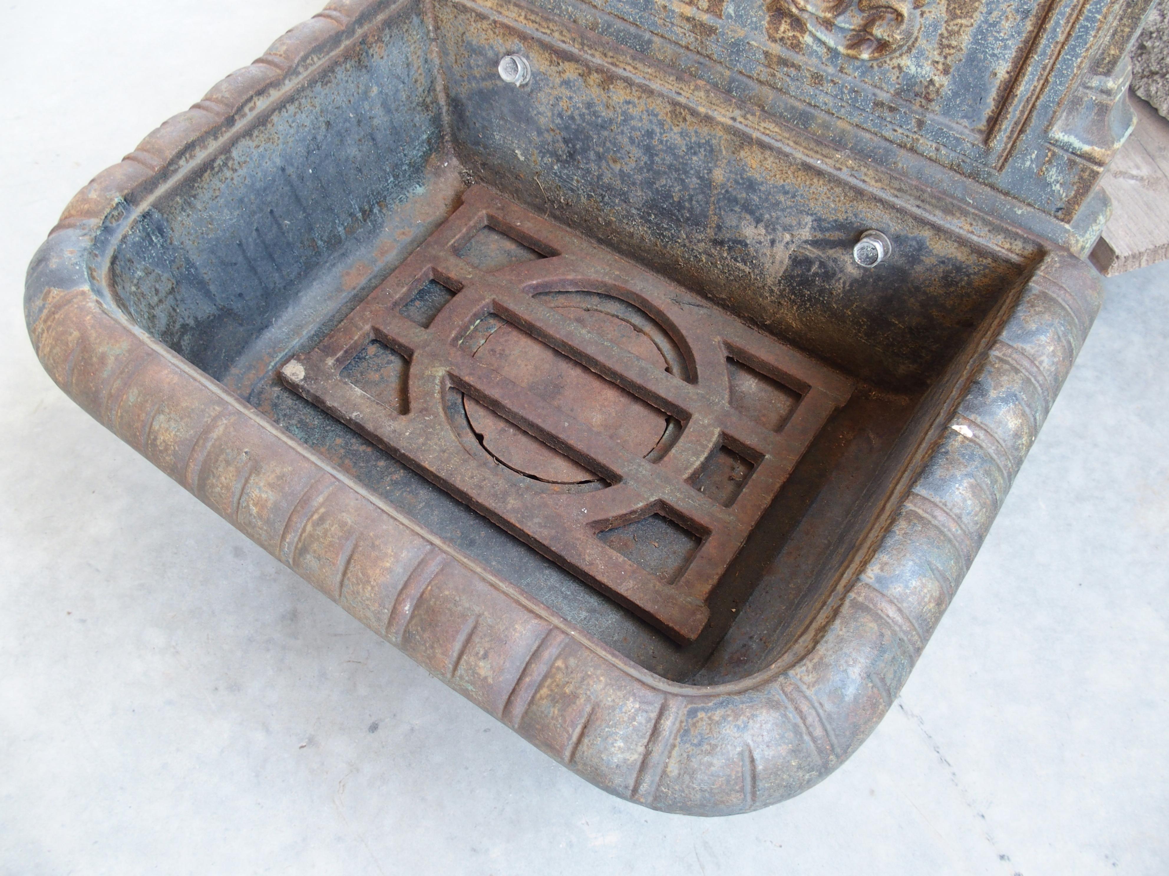 Small Cast Iron Fountain from Toulouse, France, 20th Century For Sale 1
