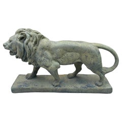 Sculpture de lion en pierre moulée des années 1920 sur une base conforme