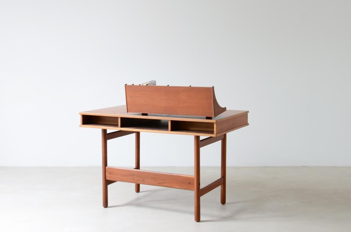 Kleiner zentraler Schreibtisch mit zwei Schubladen und offenem Fach  (20. Jahrhundert) im Angebot