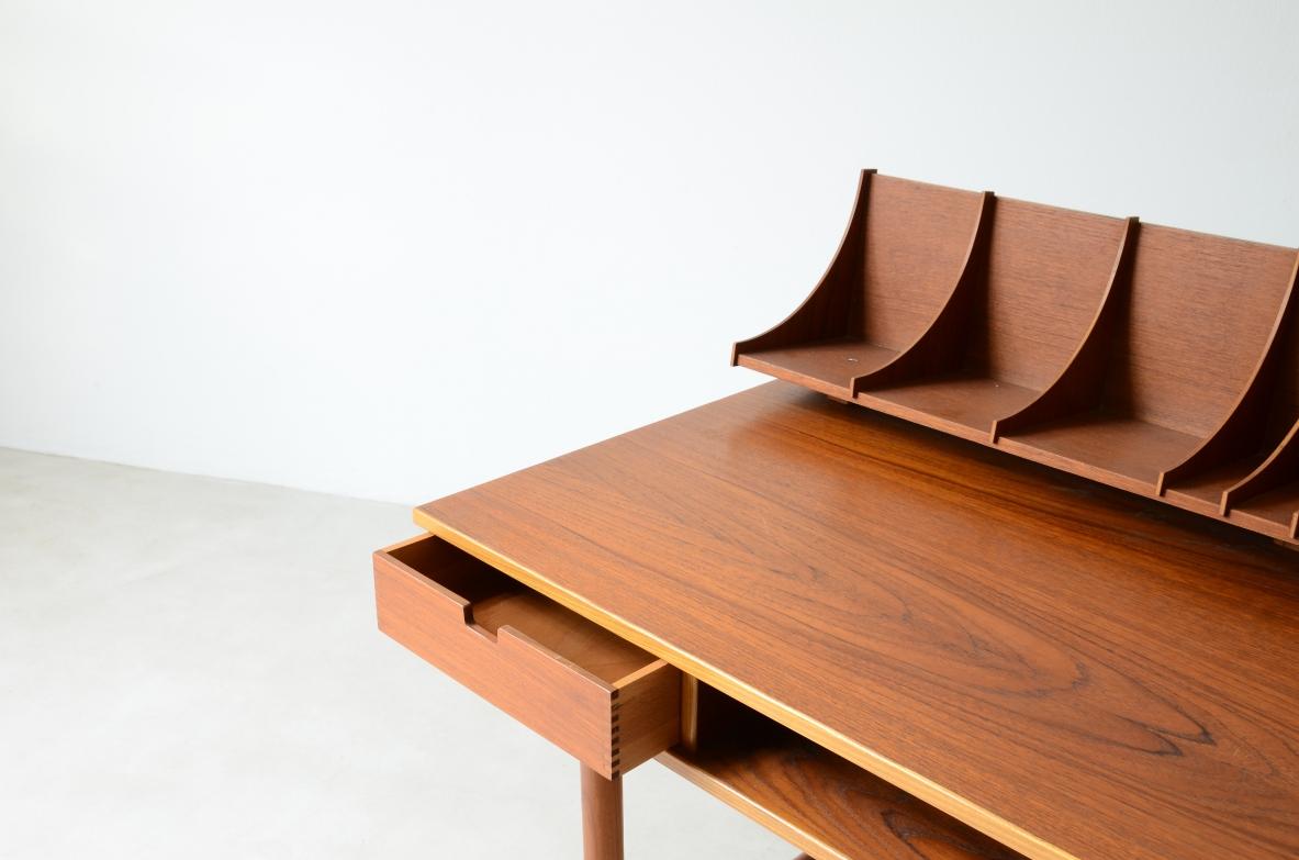 Kleiner zentraler Schreibtisch mit zwei Schubladen und offenem Fach  (Holz) im Angebot