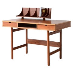 Kleiner zentraler Schreibtisch mit zwei Schubladen und offenem Fach 