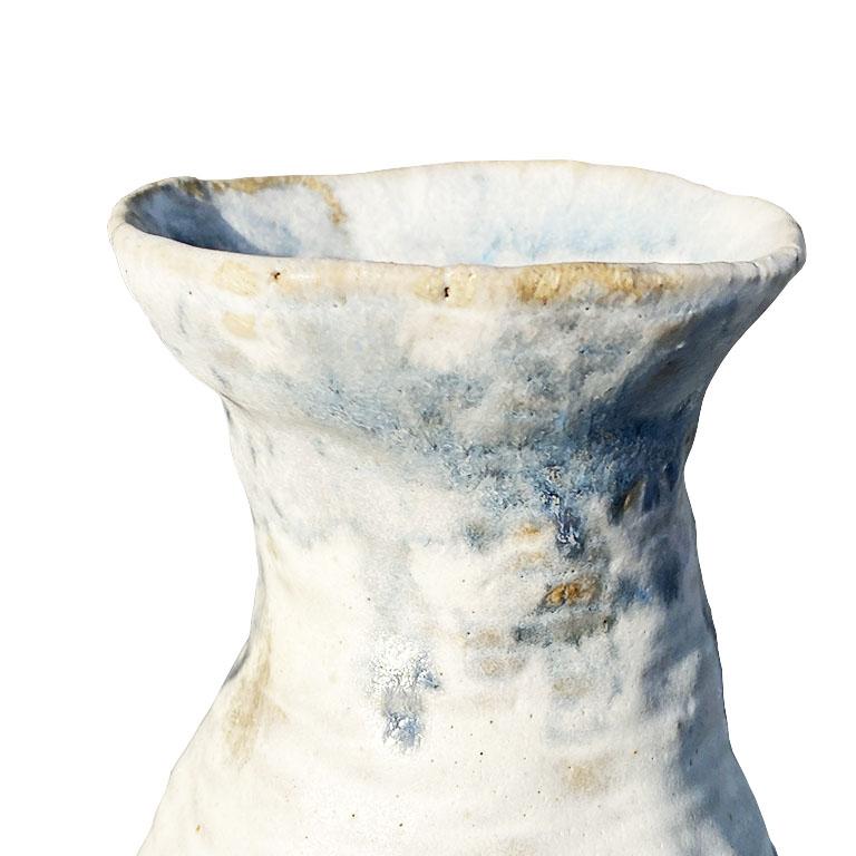 Blaue und weiß marmorierte Pinch-Topf-Vase aus Keramik (Volkskunst) im Angebot