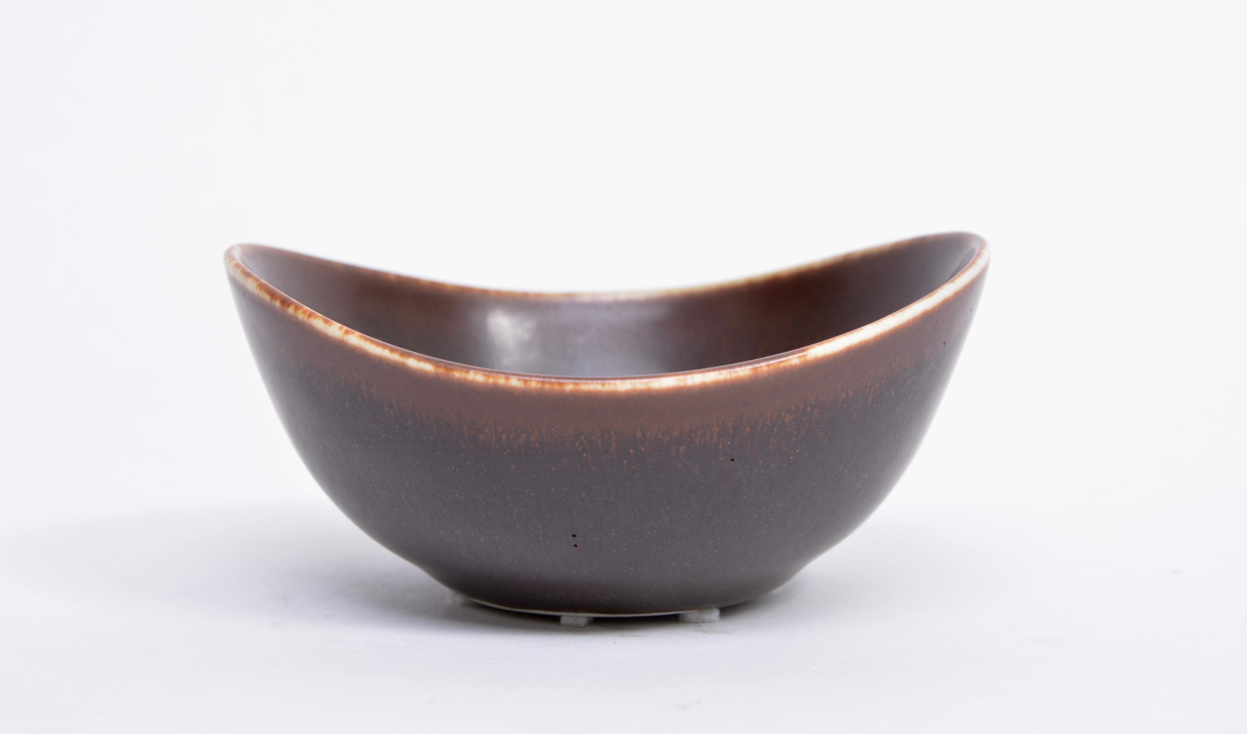 Small Brown Mid-Century Modern Ceramic bowl by Gunnar Nylund for Rörstrand

This small bowl was designed by Gunnar Nylund in the 1950s and manufactured by Rörstrand in Sweden. It is made from brown ceramic. In a very good vintage condition.