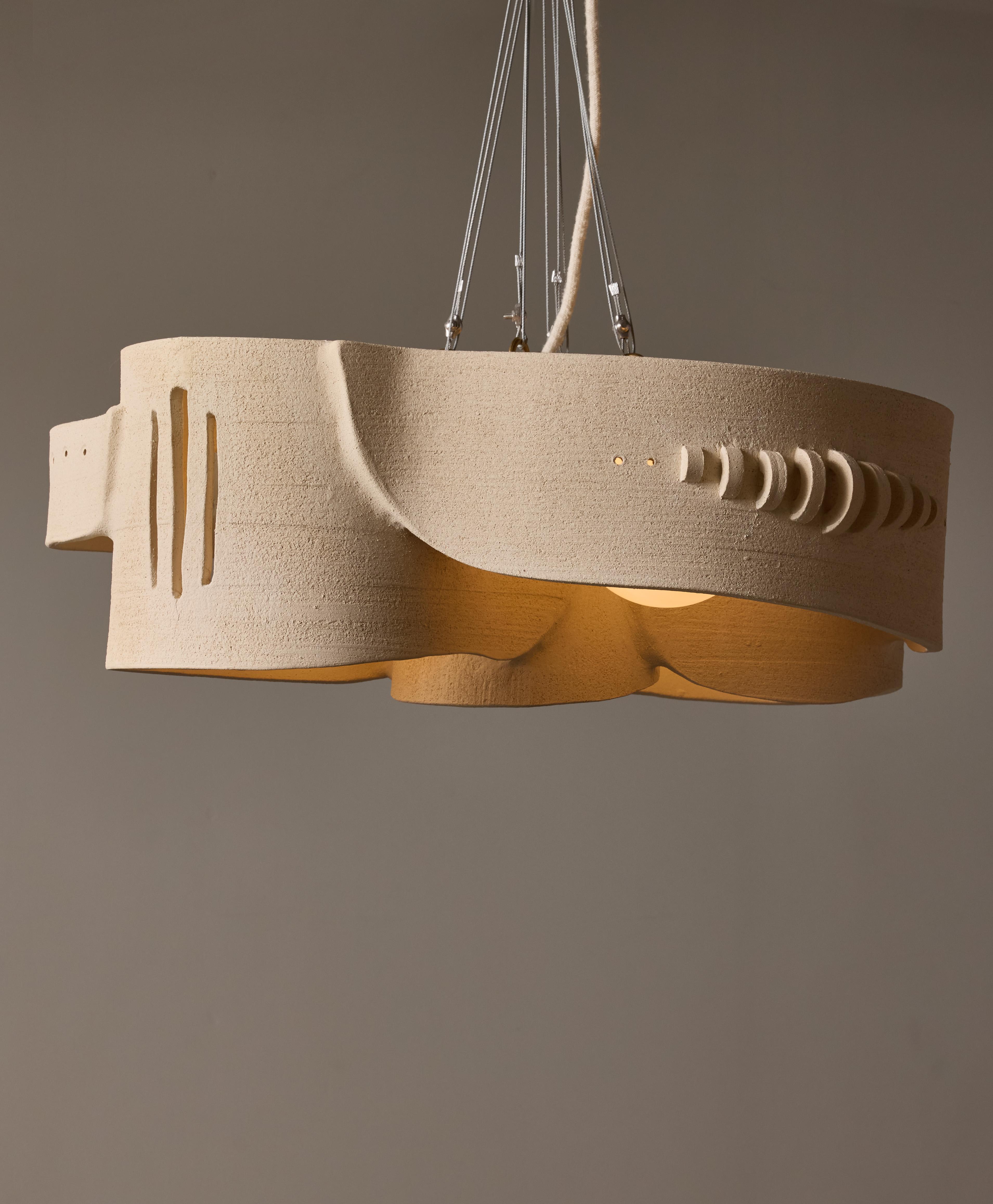 Lampadario a forma libera realizzato dall'artista francese Olivia Cognet. Rimanendo fedele alle sue opere dalle forme organiche, Olivia ci offre qui un bellissimo e raffinato pezzo da appendere dai bordi morbidi e dalle curve. 
Tutte le luci sono