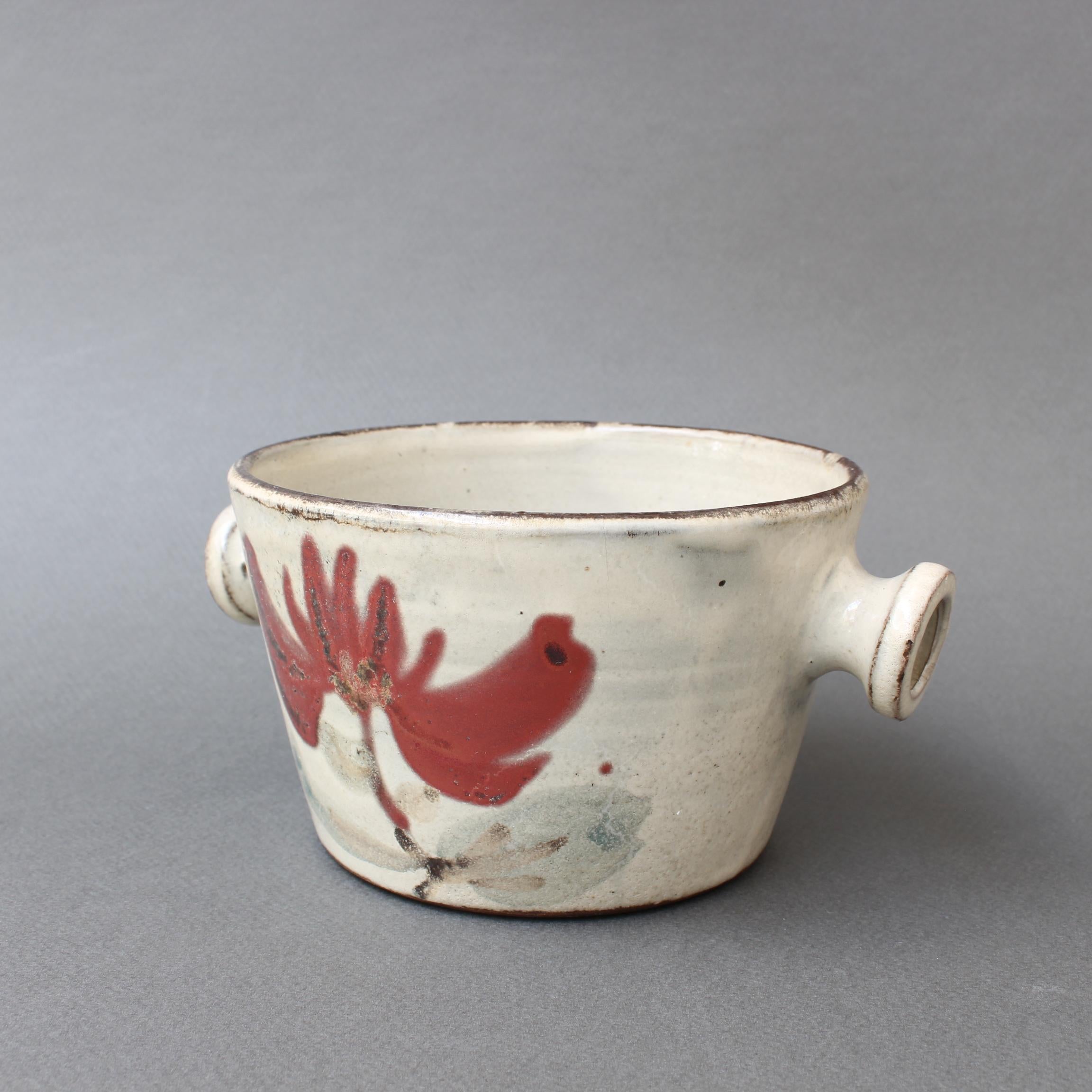 Small midcentury French ceramic decorative crockery pot by Gustave Reynaud for Le Mûrier (circa 1950s). An inviting diminutive piece with Reynaud's signature style, chalk-white color base with flower and foliage painted motif. In excellent vintage