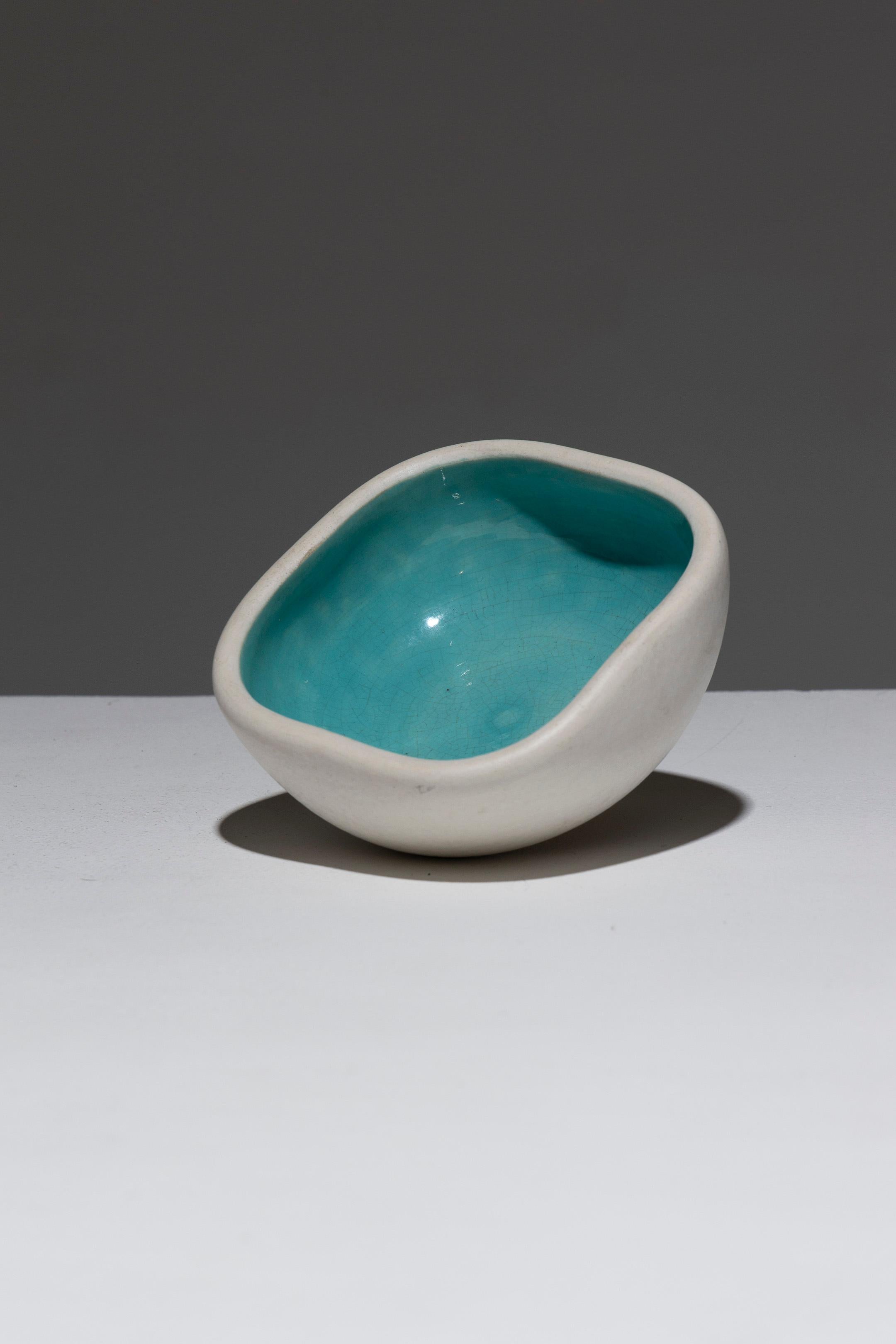 Taza o cuenco pequeño de cerámica de Keramos, años 50. De forma cuadrada y esquinas redondeadas, el interior presenta un brillante esmalte turquesa, mientras que el exterior es blanco mate. Firmado bajo la base 