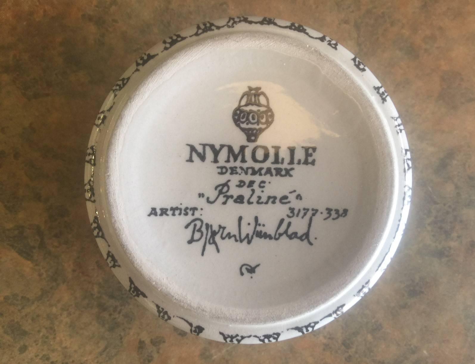 Kleine Keramikdose mit Deckel von Bjorn Wiinblad für Nymolle of Denmark im Zustand „Hervorragend“ in San Diego, CA