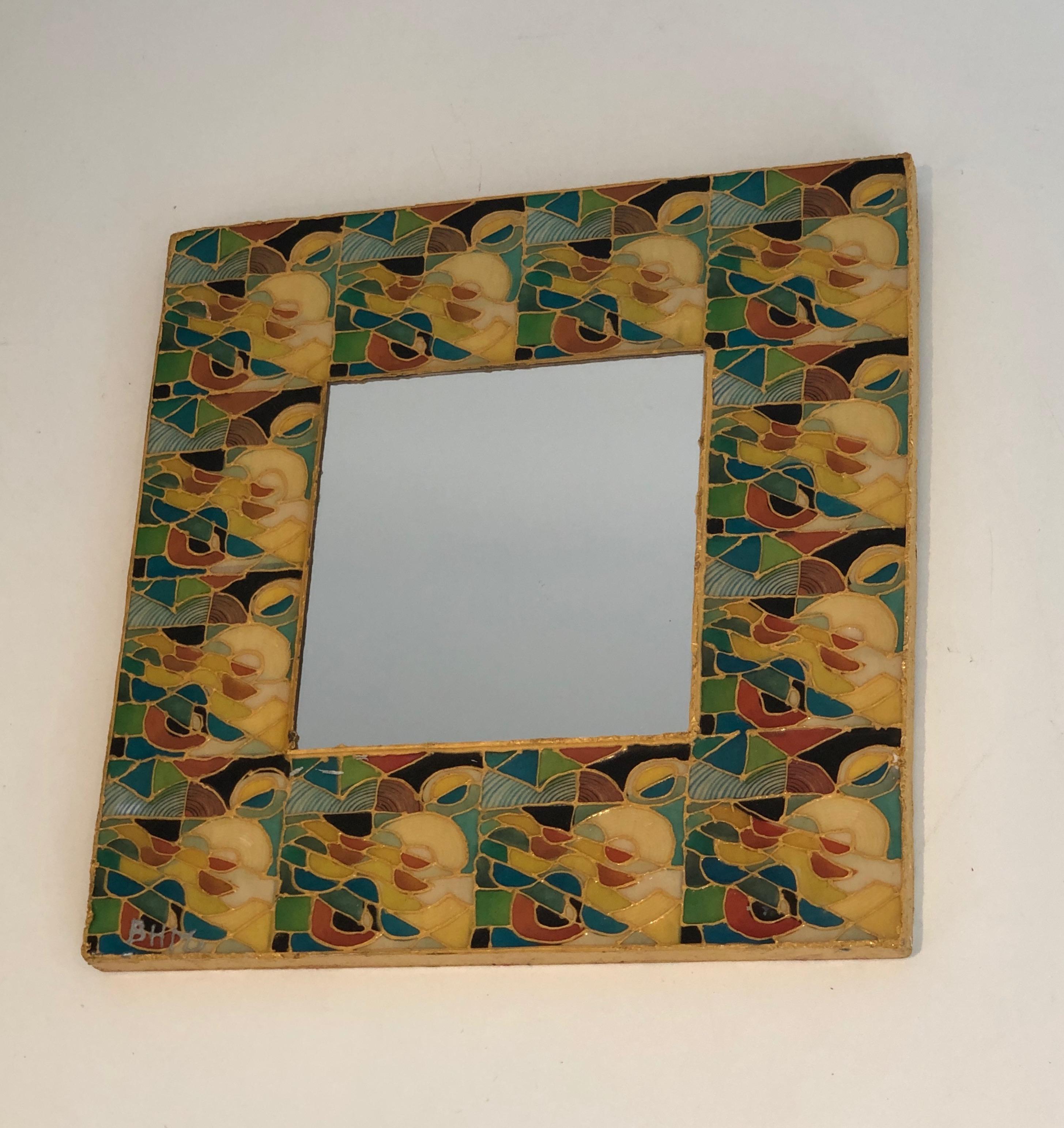 Ce petit miroir décoratif est composé de petits éléments en céramique assemblés comme une marqueterie. Il s'agit d'un  Travail français. Circa 1970
