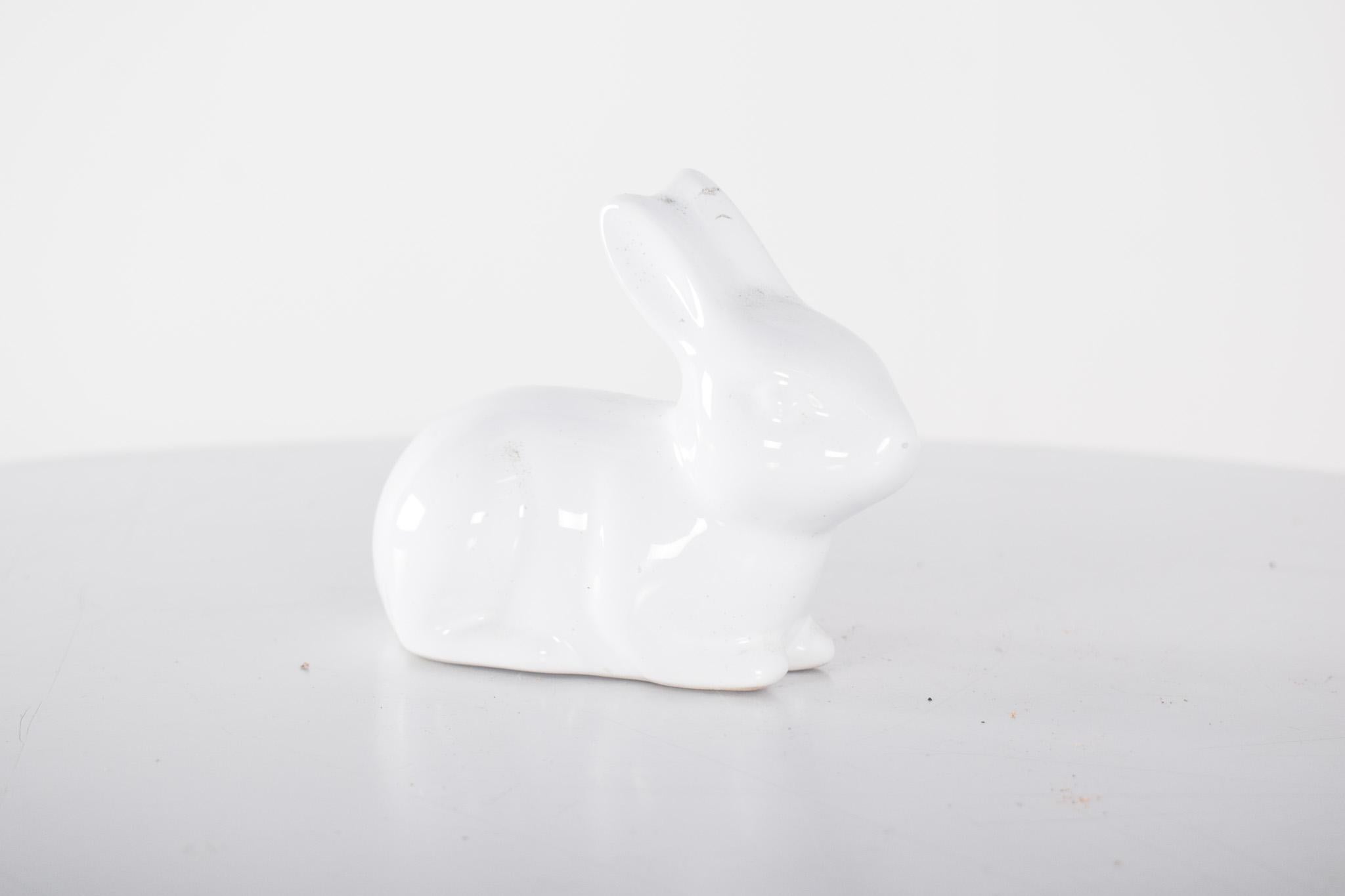 Piccolo coniglio in ceramica. Questa piccola scultura decorativa in ceramica raffigura un coniglio in posizione di riposo. Il pezzo, interamente smaltato di bianco, ha un design minimalista e morbido, che mette in risalto le forme arrotondate e
