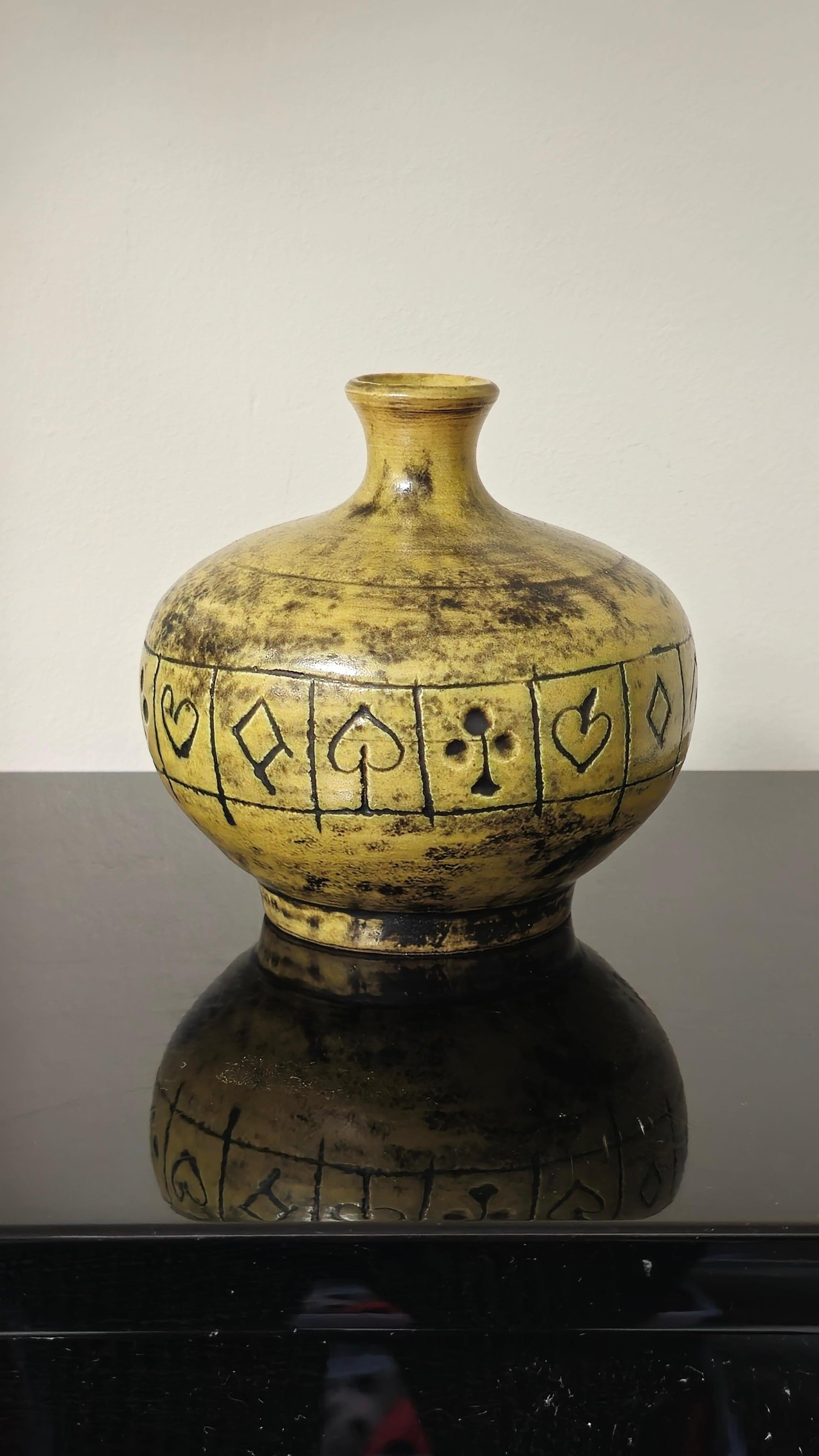 Un raro piccolo Soliflores in ceramica di Jacques Blin, realizzato in Francia negli anni Cinquanta. Questo delicato vaso presenta la tipica smaltatura di Blin nei toni del giallo-verdognolo, abbinata a un fregio finemente inciso di simboli di carte