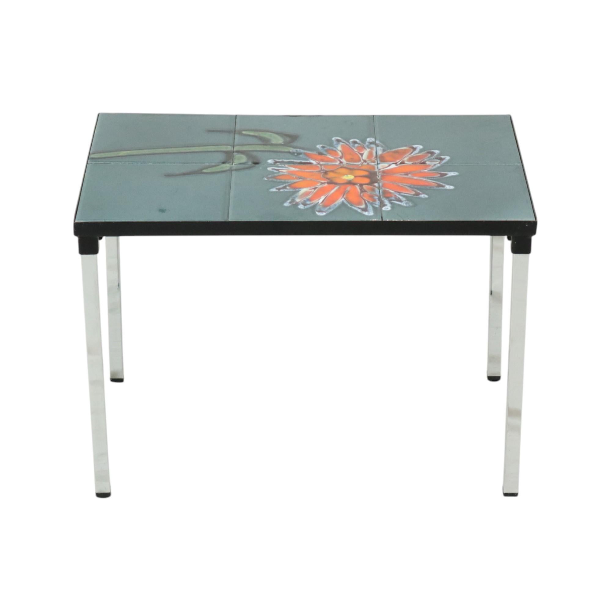 Small vintage ceramic tile table, side table with 6 glazed tiles and an abstract orange flower with stem, by Juliette Belarti for Adri, 60s design, Belgium.

Beautiful table with a painting as a table top, the tiles have beautiful bright colors,