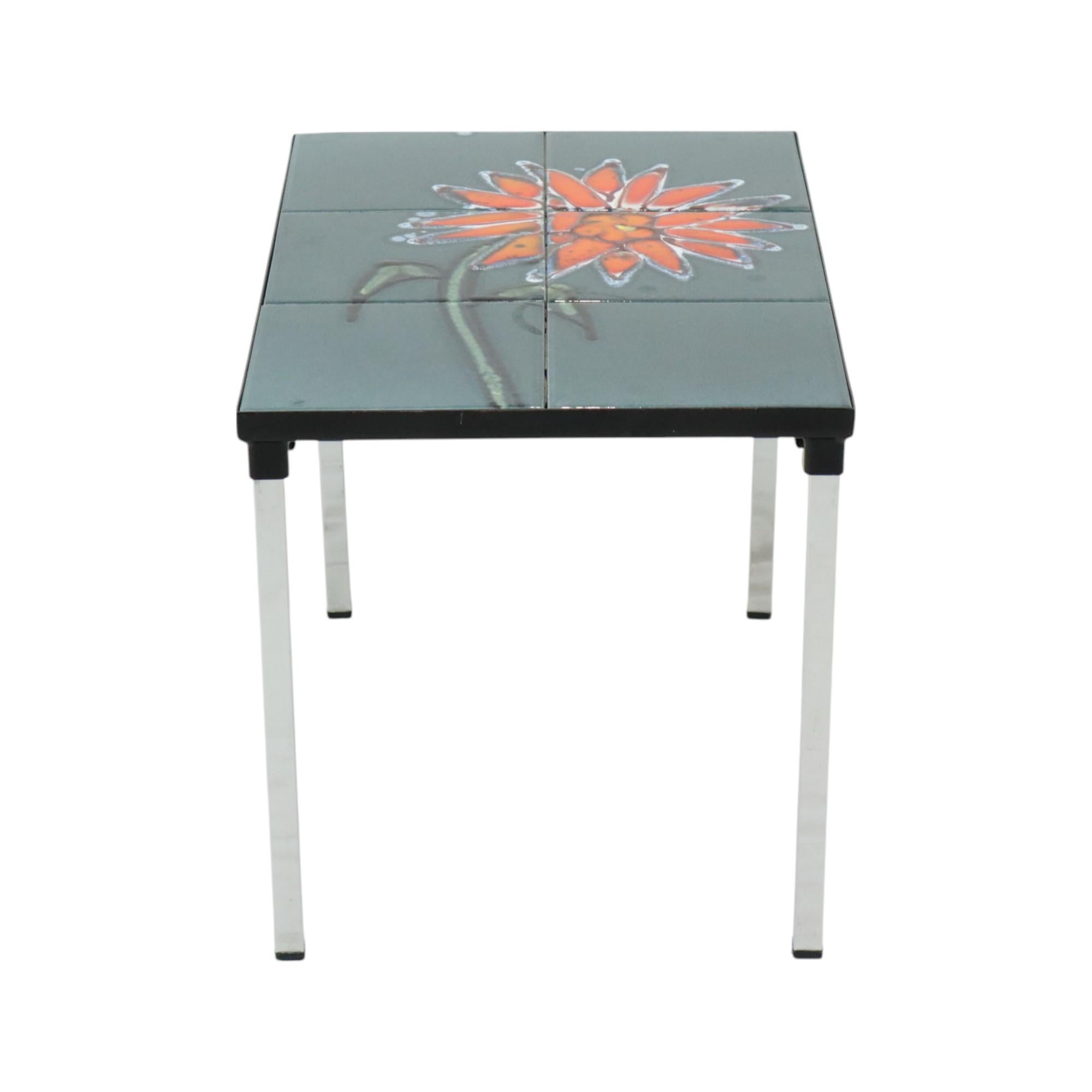 Ère spatiale Petite table en céramique chromée Adri Belarti Orange Flower 47 cm en vente
