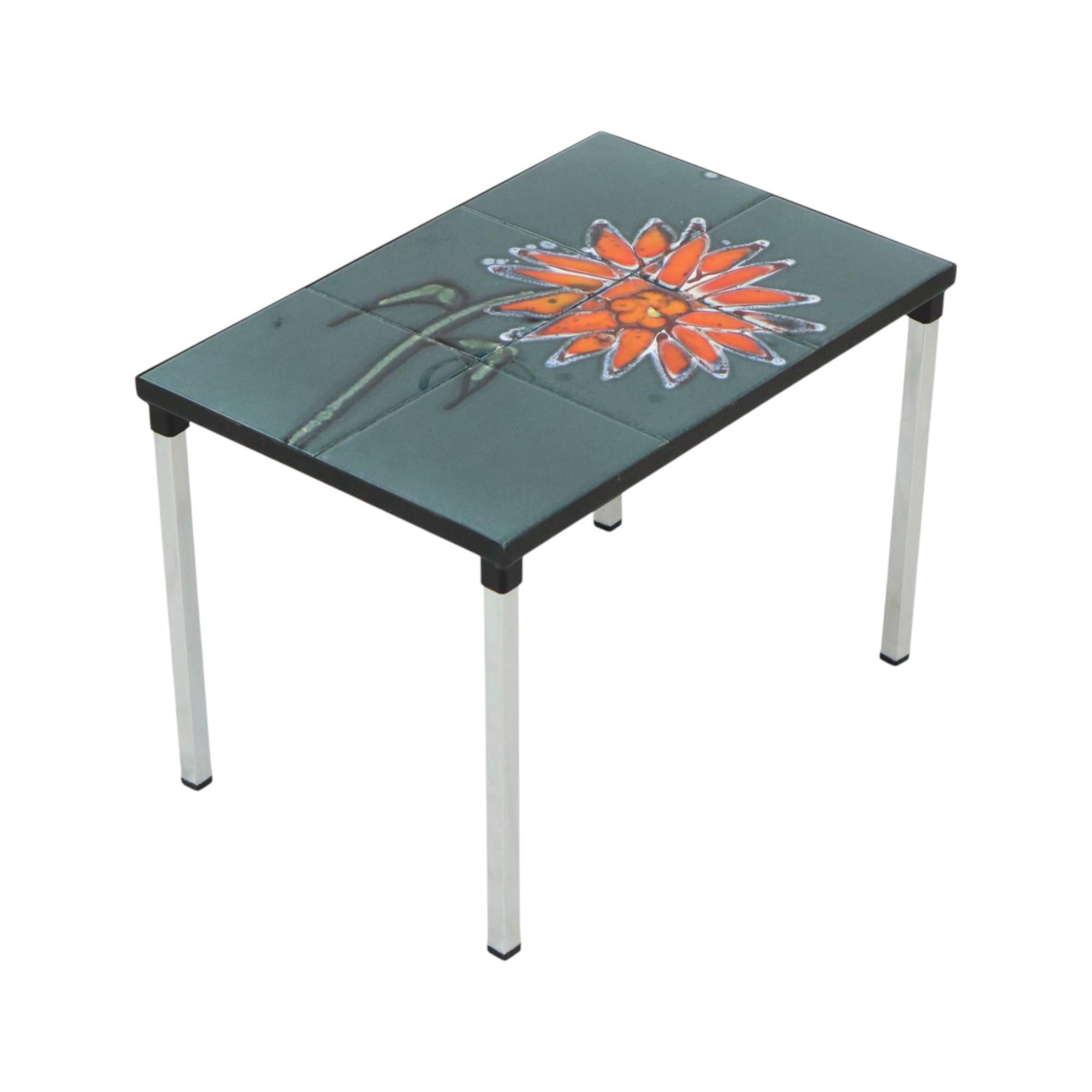 Belge Petite table en céramique chromée Adri Belarti Orange Flower 47 cm en vente