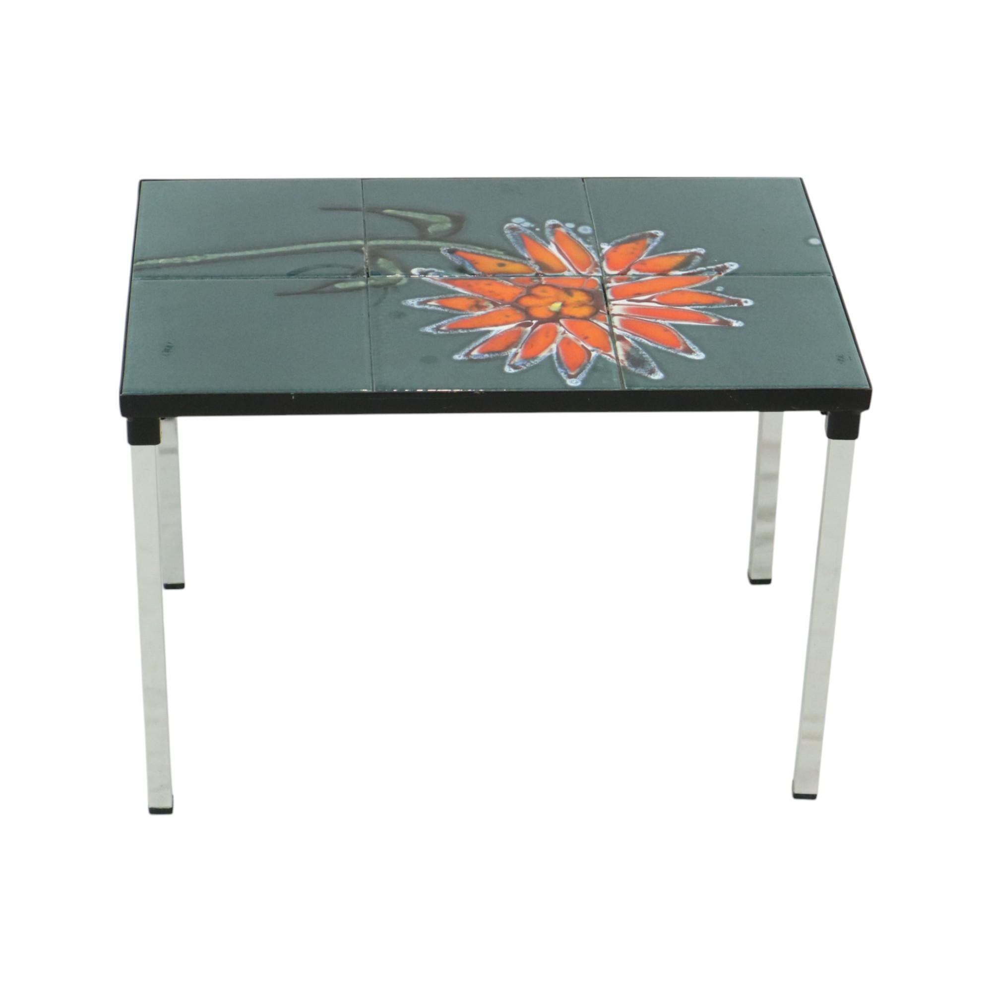 Vernissé Petite table en céramique chromée Adri Belarti Orange Flower 47 cm en vente