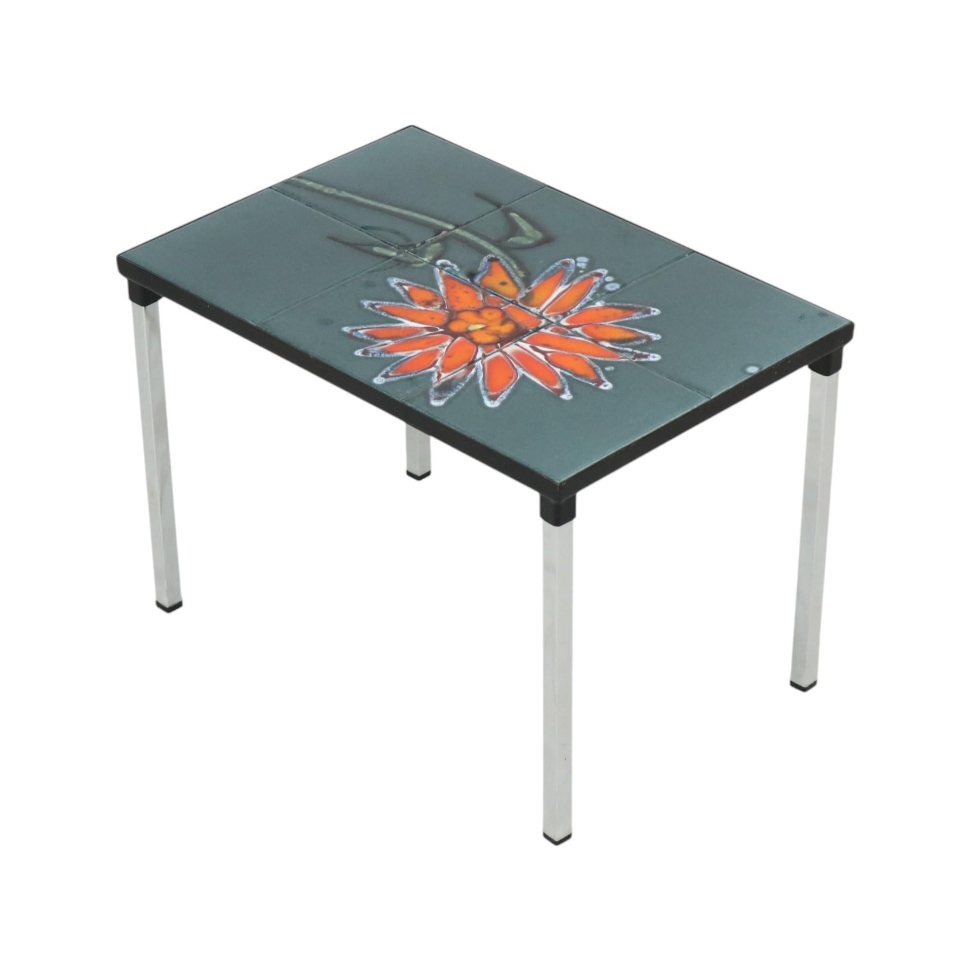 Milieu du XXe siècle Petite table en céramique chromée Adri Belarti Orange Flower 47 cm en vente