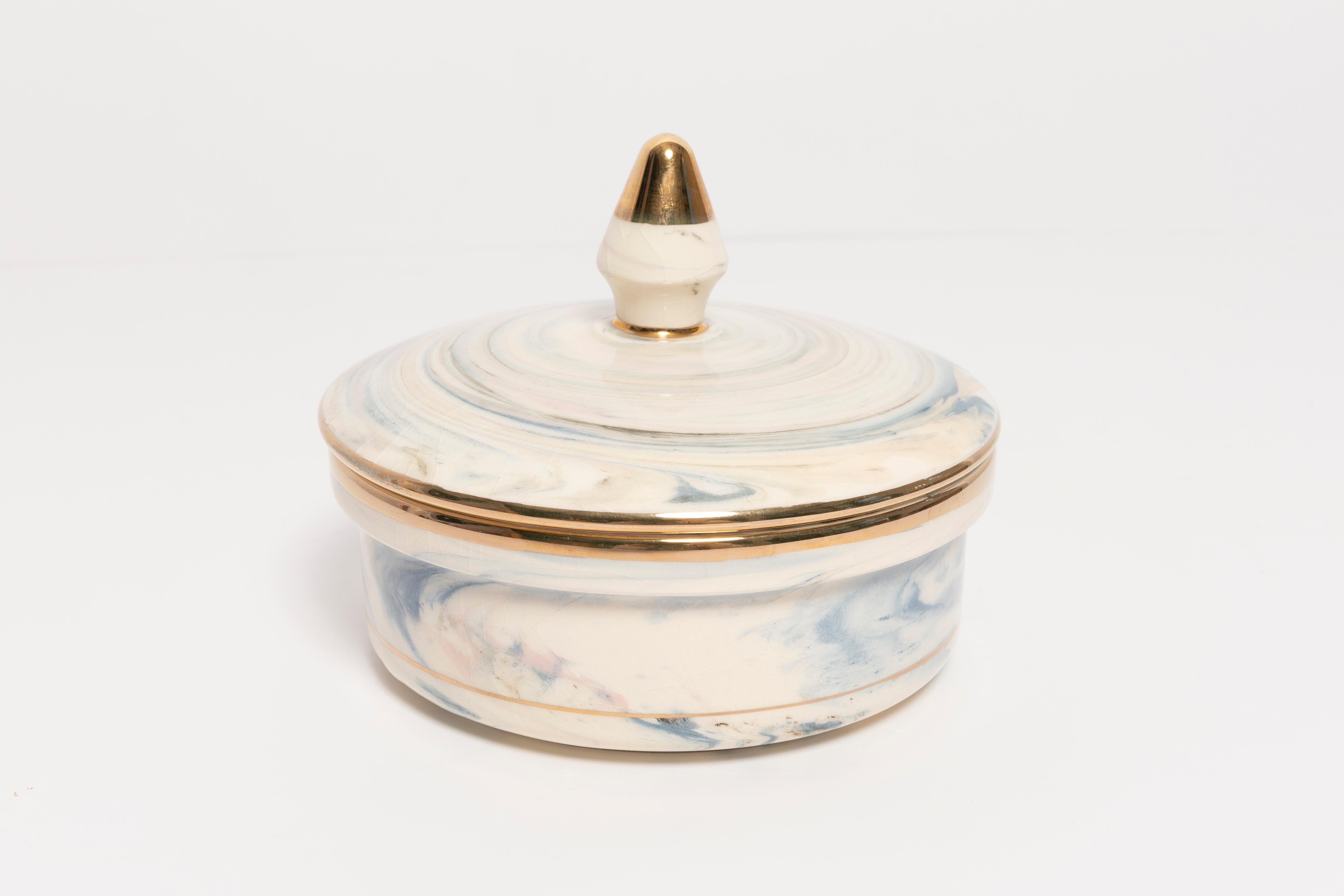 Unico vaso dipinto a mano per caramelle o portagioie. Condizioni vintage originali molto buone. Oro 24k! Un solo pezzo unico. Dipinto a mano negli anni '60 in Grecia. 




