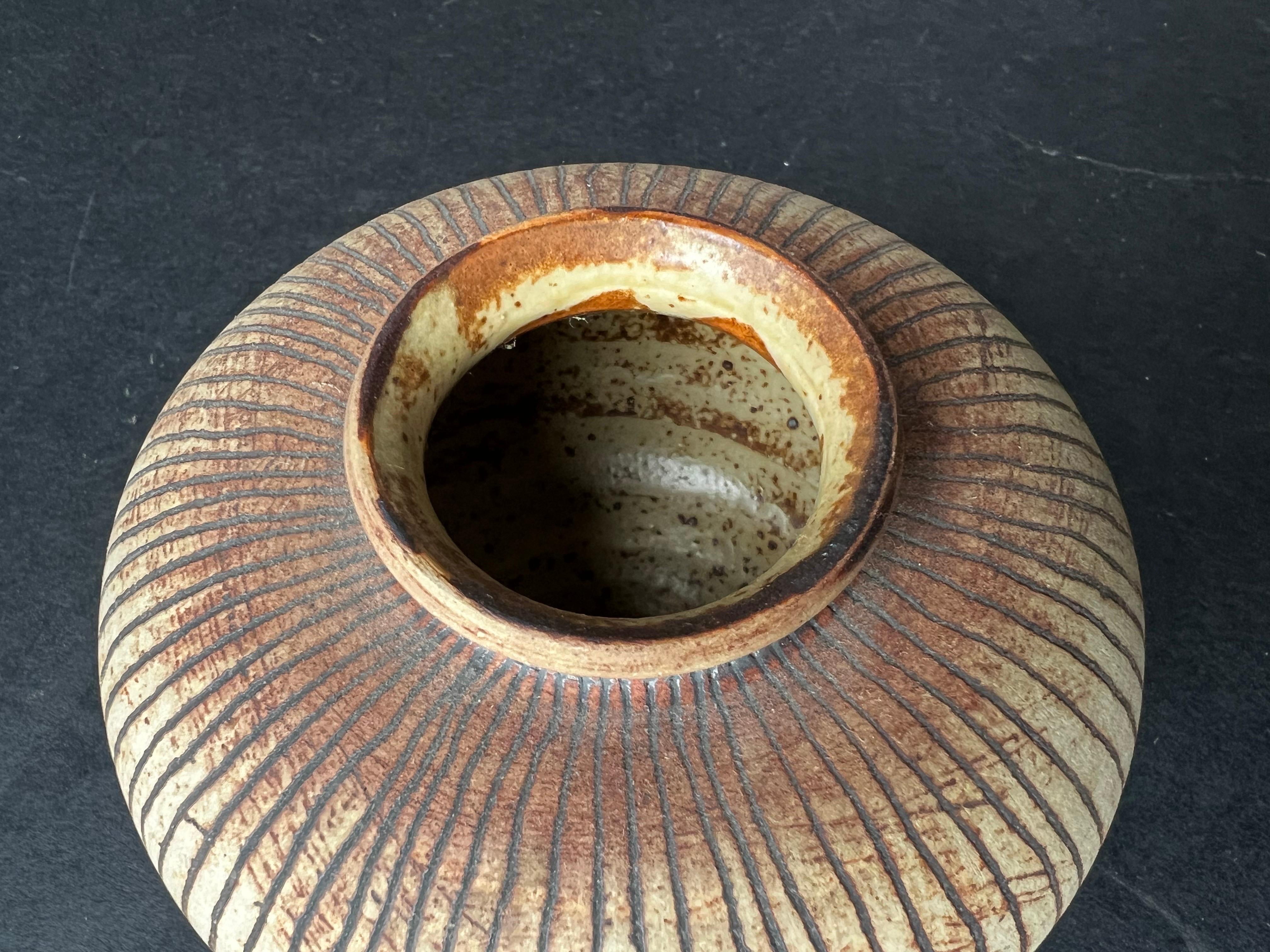 Small Ceramic Vessel by British Potter Waistel Cooper (1913–2009) In Good Condition For Sale In London, GB