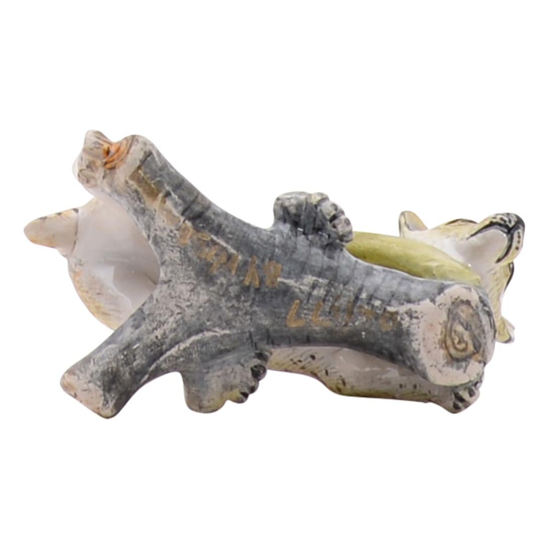 Questa piccola scultura di un gatto serval africano cattura la tranquilla eleganza e la natura sfuggente del felino. Appollaiato su un tronco scolpito, il serval è scolpito e dipinto a mano con notevole realismo e cura. Le sue caratteristiche