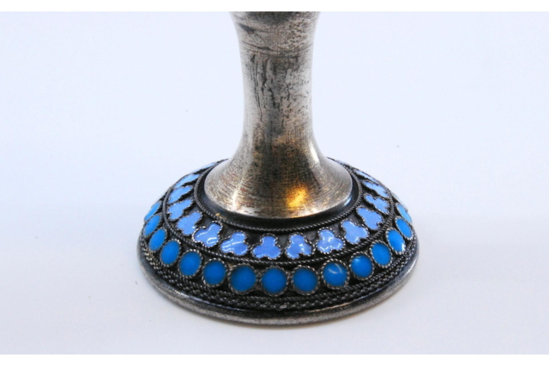 Beschreibung: Kleiner Kelch aus Cloisonné-emailliertem Silber im russischen Stil. Metall: Silber. Herkunft: Russisch. Marke: Moskau. Gewicht: 44,28 Gramm. Abmessungen: 8x3,1cm. Inhalt: 84 Zloty = 875/1000. Prüfzeichen: Ja. Zusätzliche Informationen: