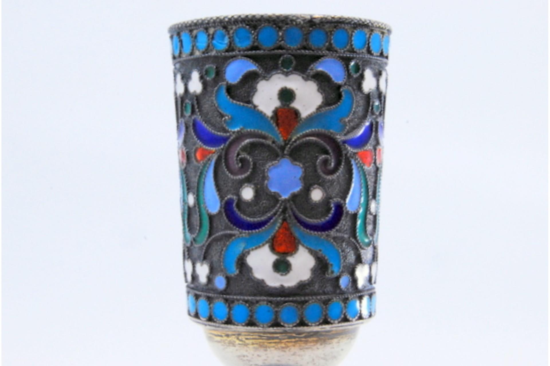 Small chalice in cloisonné enameled silver in the Russian style (Europäisch) im Angebot