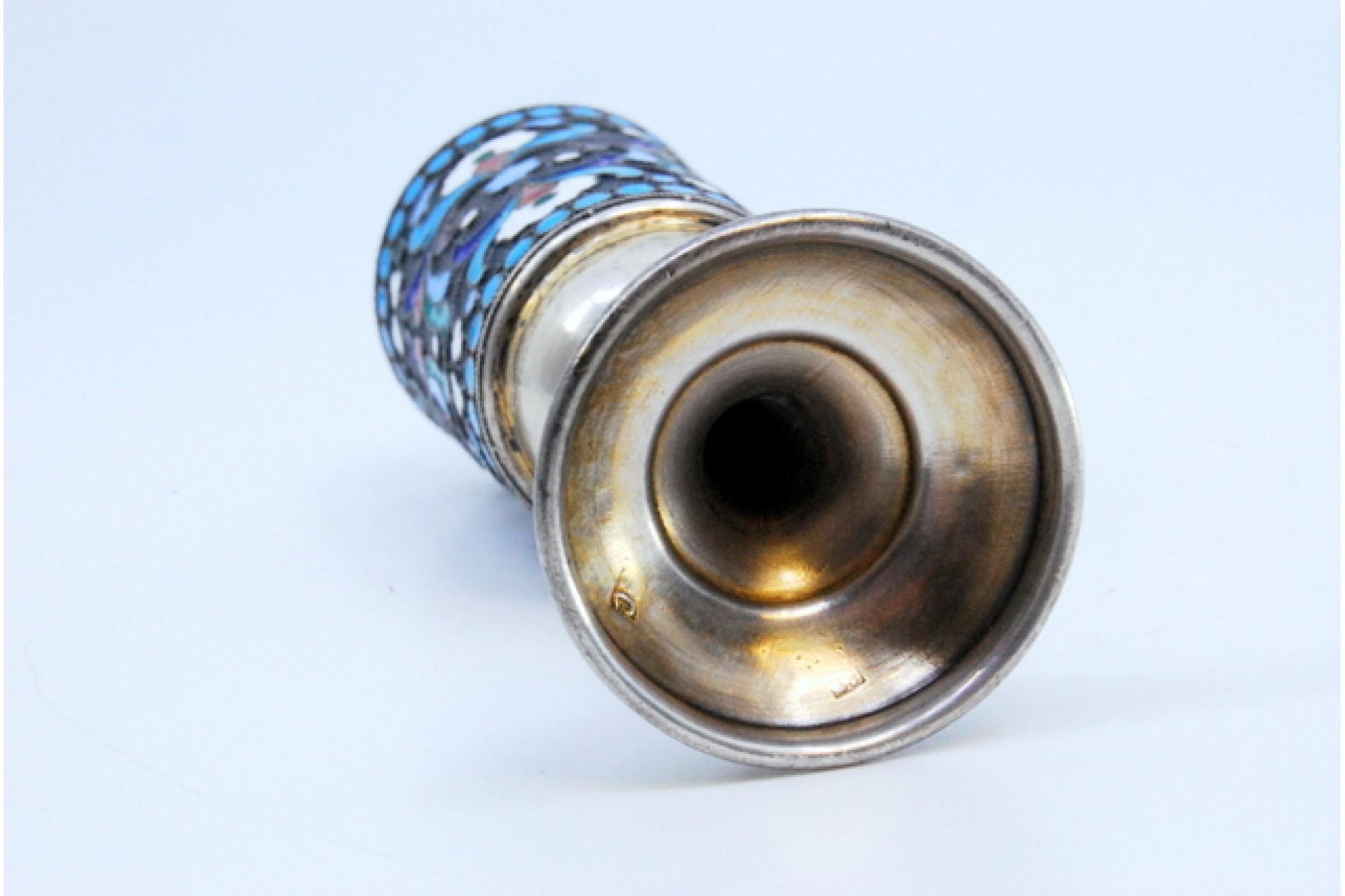 Small chalice in cloisonné enameled silver in the Russian style (20. Jahrhundert) im Angebot