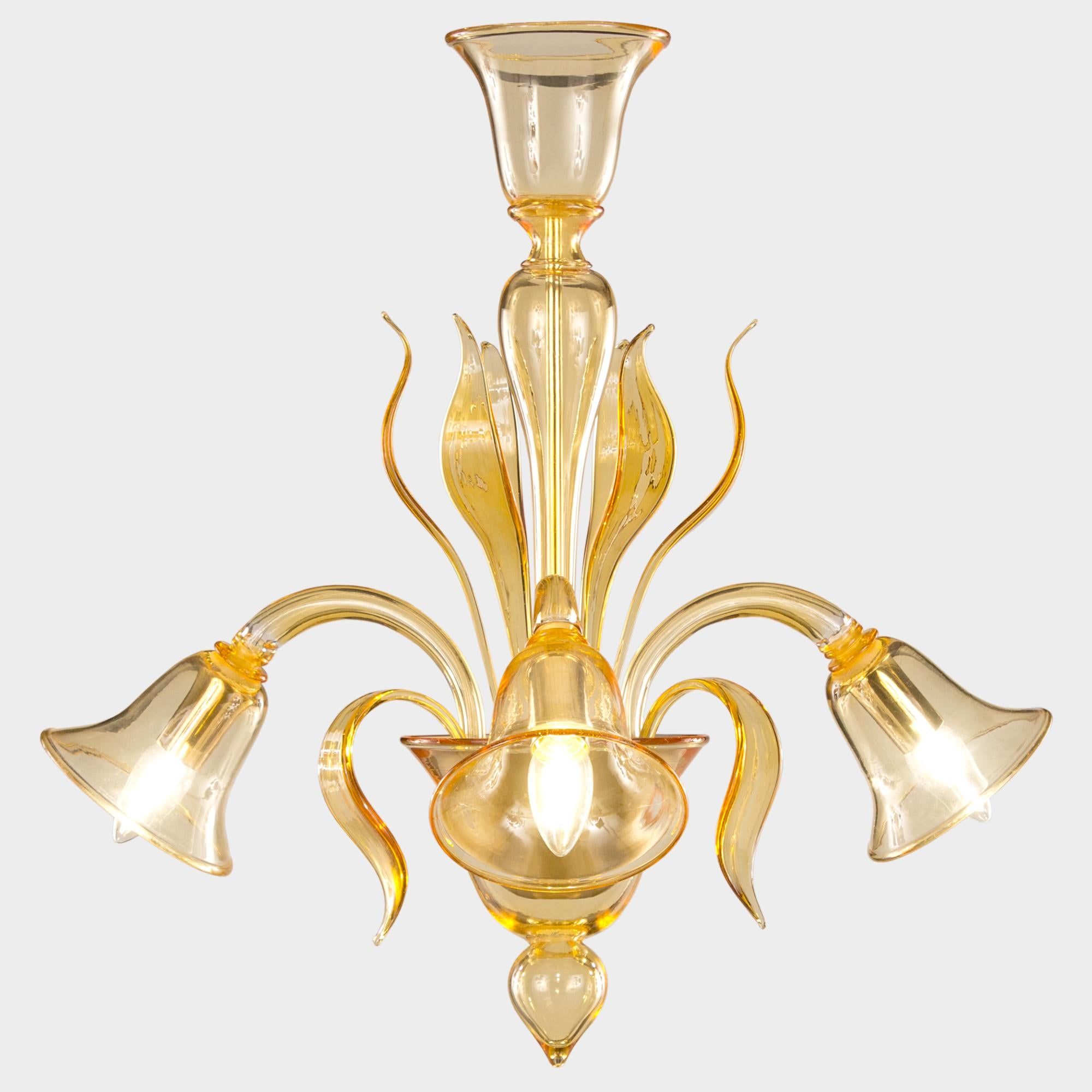 Swing 274  lampadario a 3 luci. Vetro di Murano di acacia.

Il lampadario in vetro di Murano Swing 274 è caratterizzato da forme spontanee, semplici e naturali. Questa collezione è stata progettata per dare valore e decorare spazi moderni, giovani e
