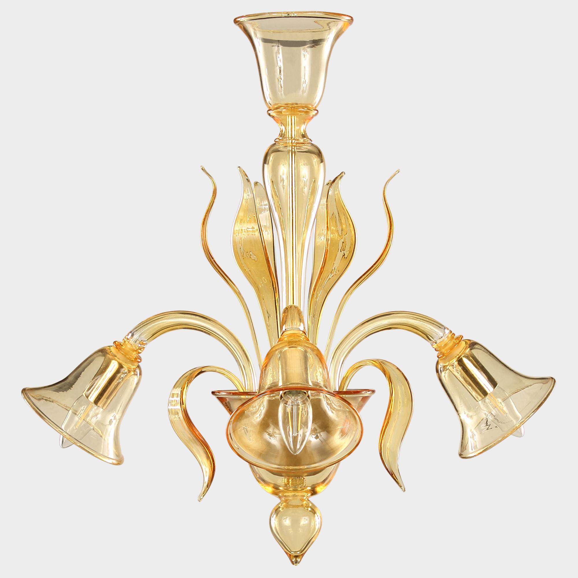 Vetro soffiato Piccolo lampadario a 3 bracci in vetro di Murano liscio di Acacia con luci discendenti di Multiforme in vendita