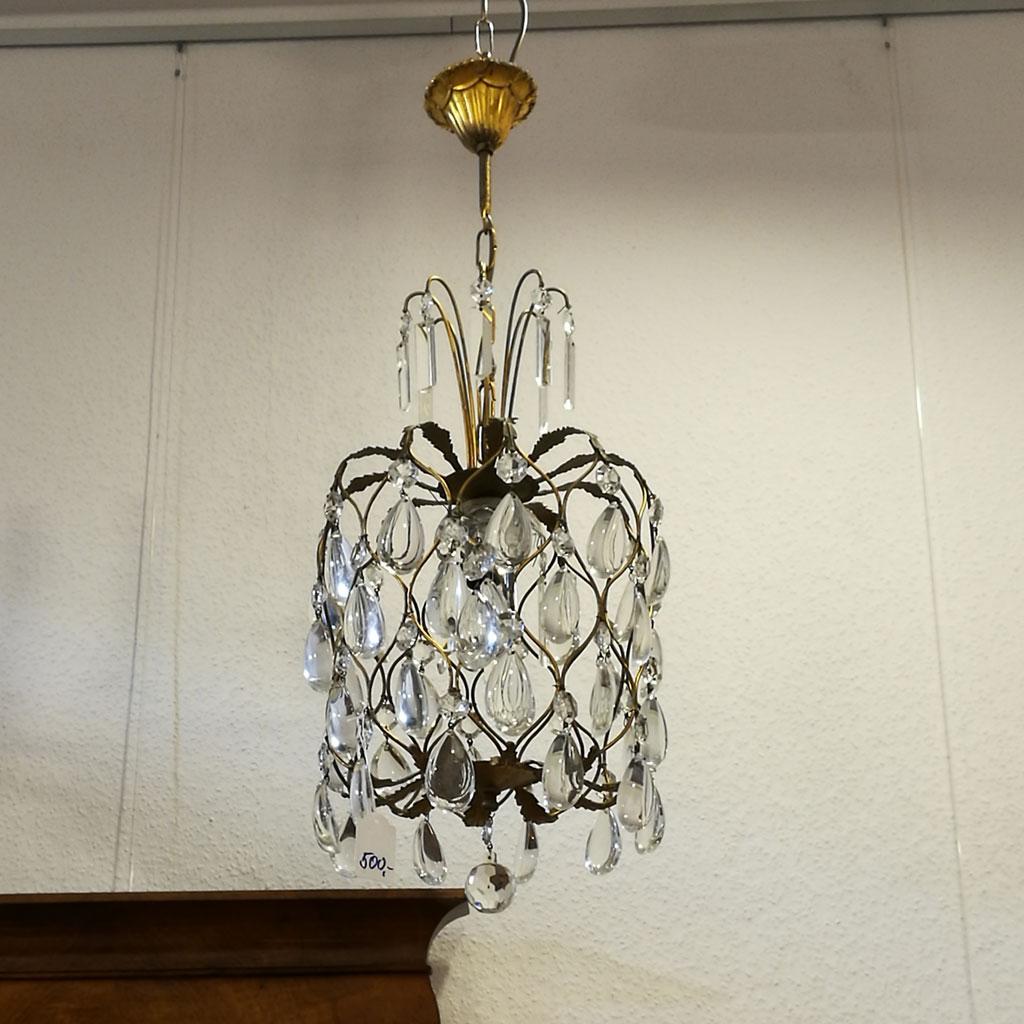 Small Crystal Chandelier of the 1960s

Italy, midcentury, candlestick with Bohemian handcut crystals, both faceted and with large, cabochon cut crystals.

The illumination from the inside makes the crystals of this lamp stand out.

H (body): 55 cm