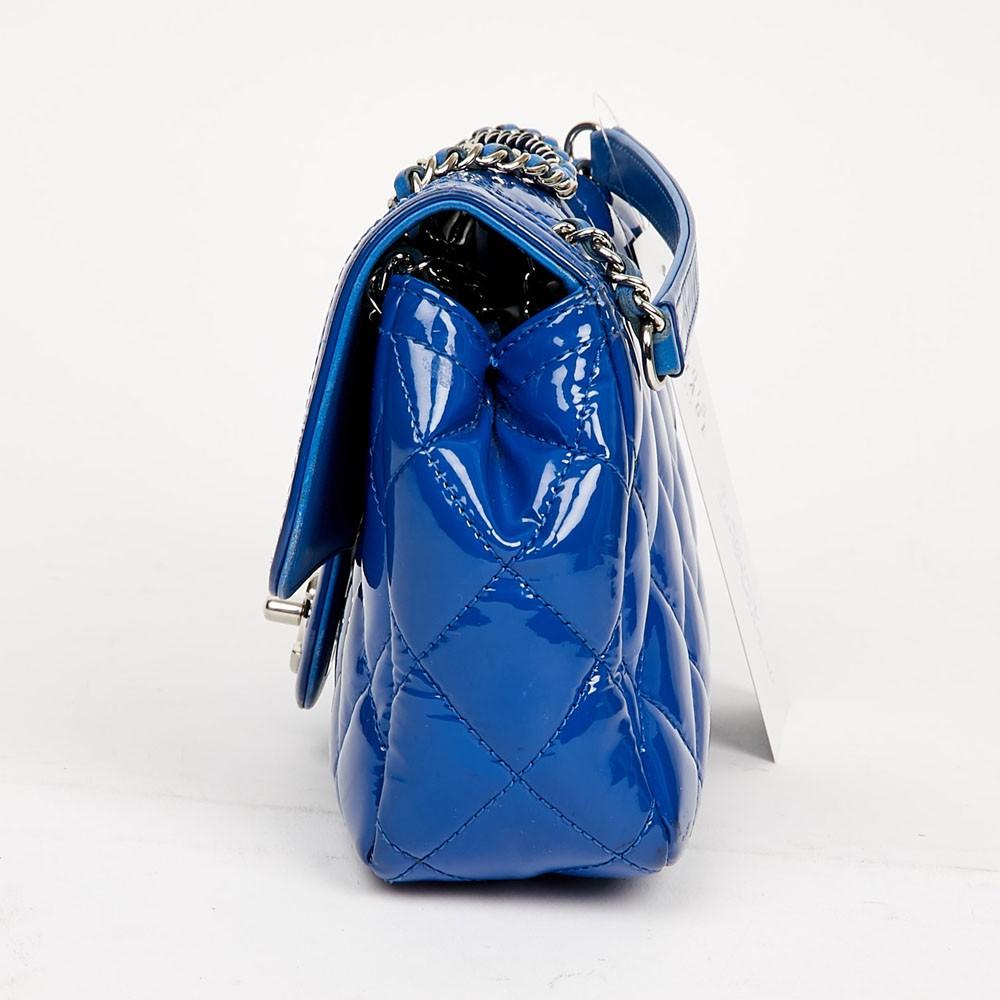 This Small CHANEL Flap Bag is in Electric Blue Patent Leather
The hardware is in silver metal with a clasp recognizable at first glance, the Mademoiselle a double C intertwined. The eyelets are engraved with CHANEL. It is lined under the flap in