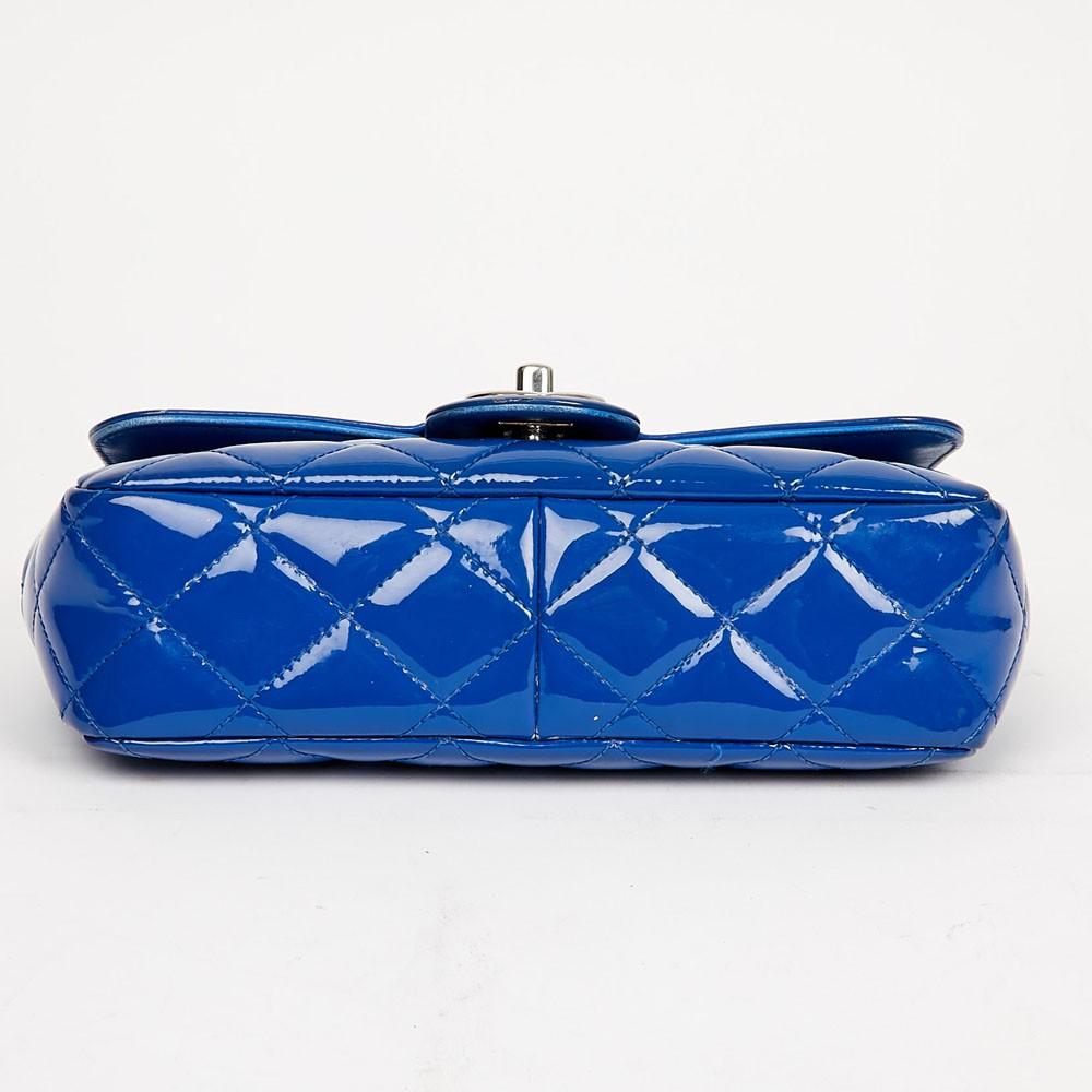 Small CHANEL Flap Bag in Electric Blue Quilted Patent Leather In Good Condition In Paris, FR