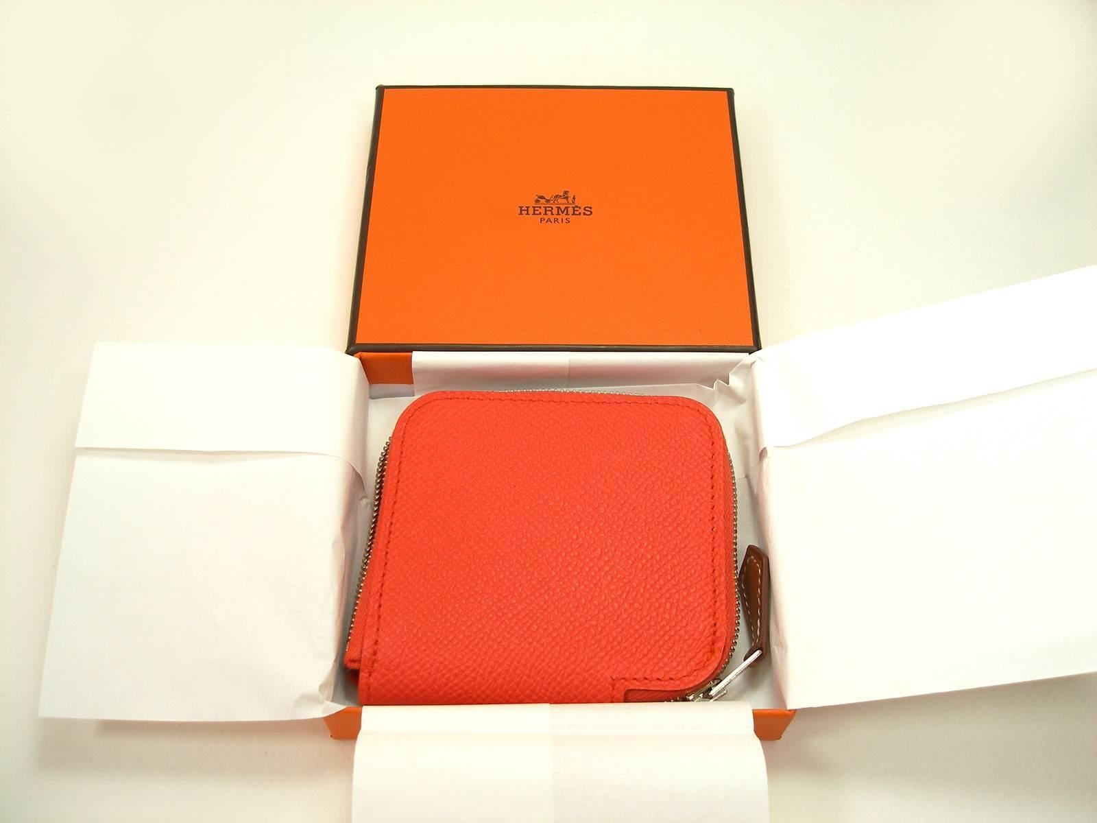 Sold Out in Hermès Shop !
Rare Small Change Coin Purse Hermès
Color : orange poppy
Epsom leather
Étriers 654 printed silk lining 
Code date inside
Production : X 
Measurement : 8 X 8 cm
Printed Hermés Paris Made in France
Its comes with Hermès box